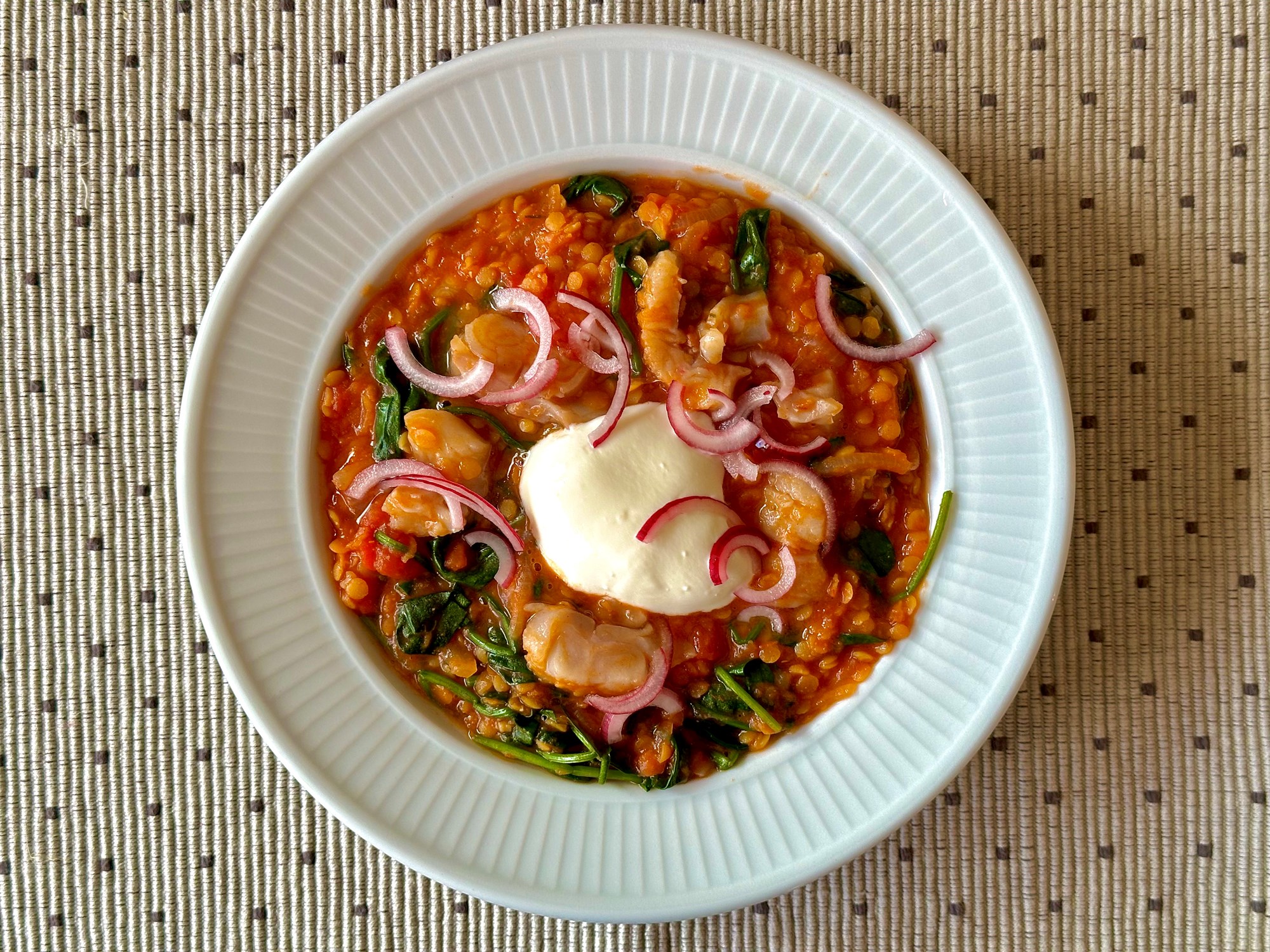 Kuller i dahl med spinat, ingefær og syltet rødløg