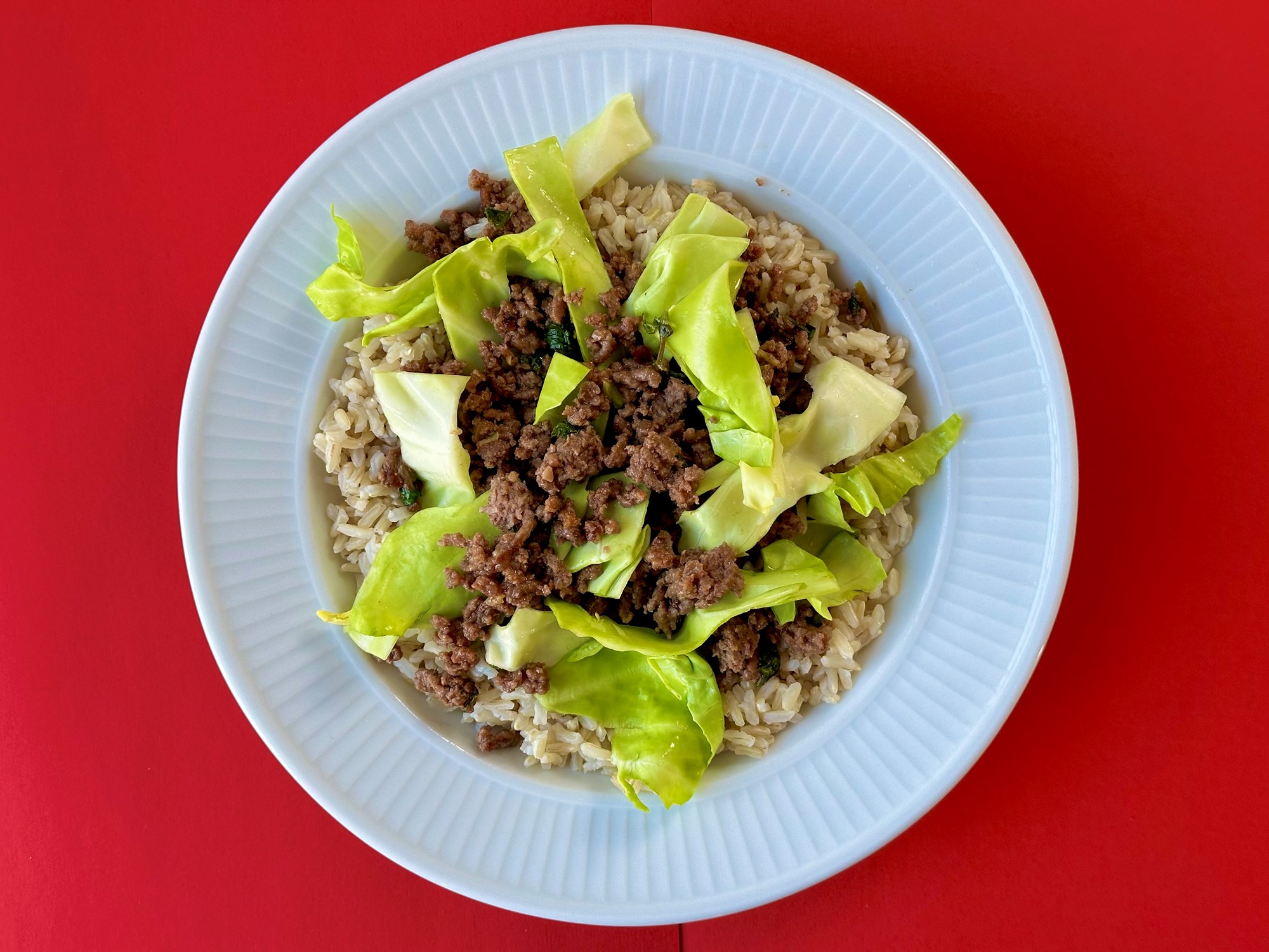 Chilistegt okse med thaibasilkum og brune ris
