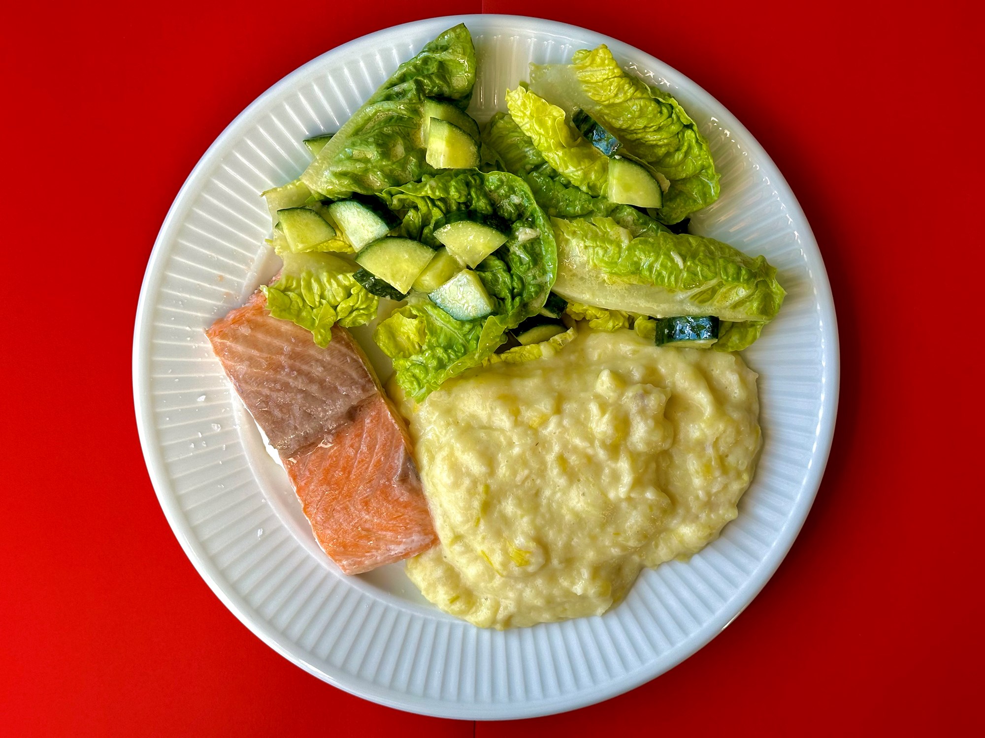 Dampet laksefilet i kartoffelmos med frisk salat