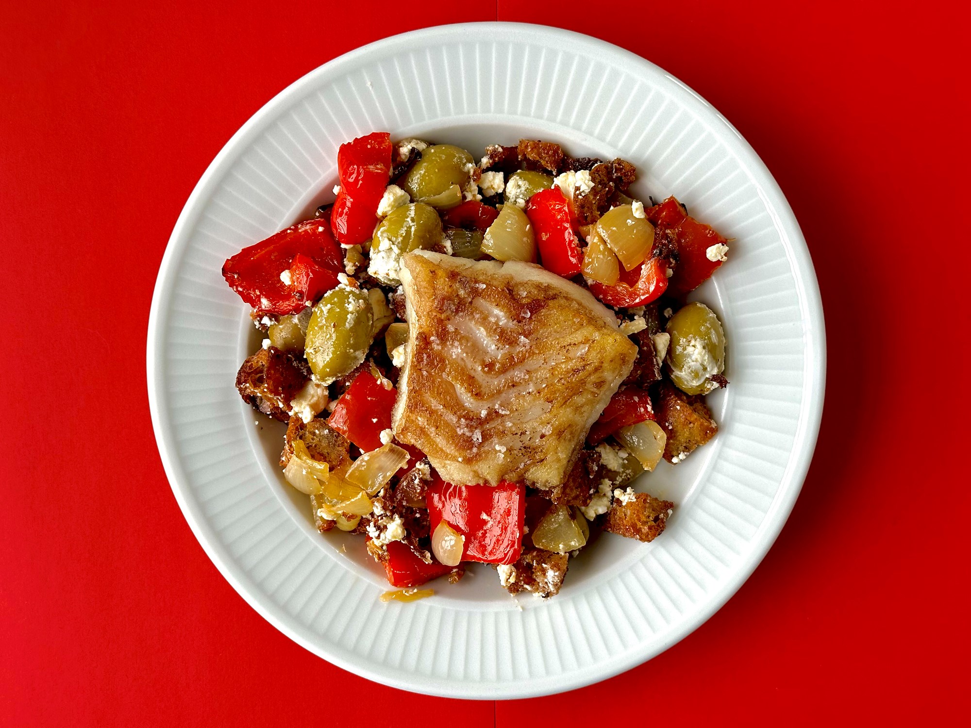 Stegt kuller med græsk salat og brødcroutoner
