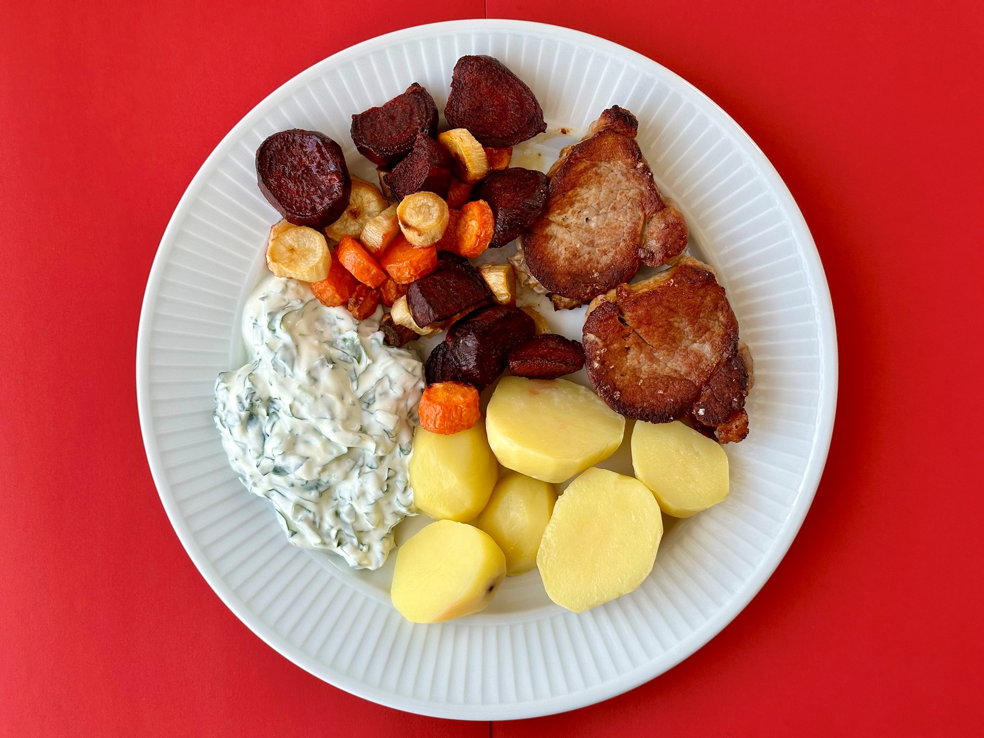 Stegt filet a la mørbrad med bagte rødder og ramsløgscreme
