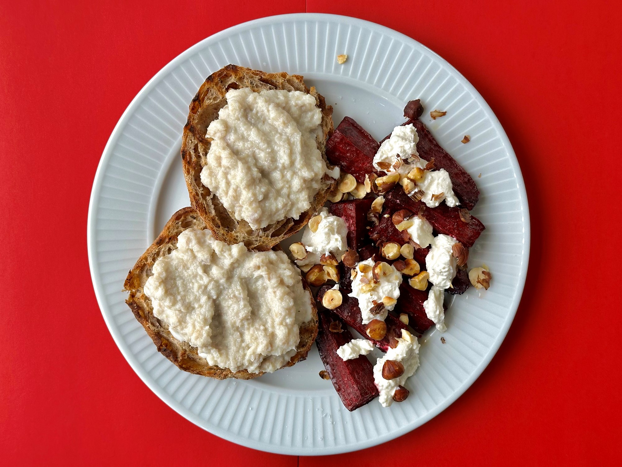 Baccala på ristet brød med bagte beder og ricotta