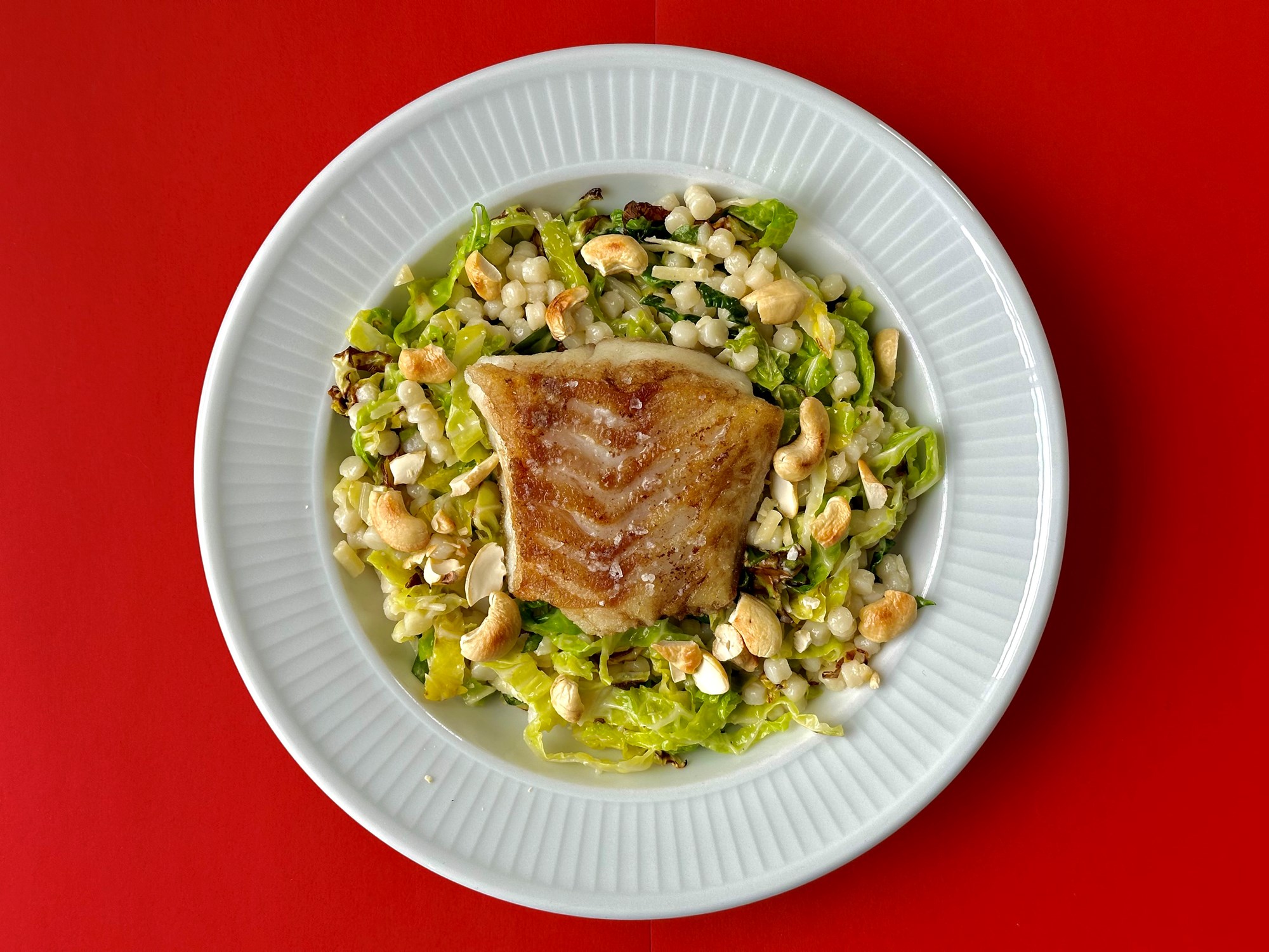 Stegt torsk i fregola salat med savoy