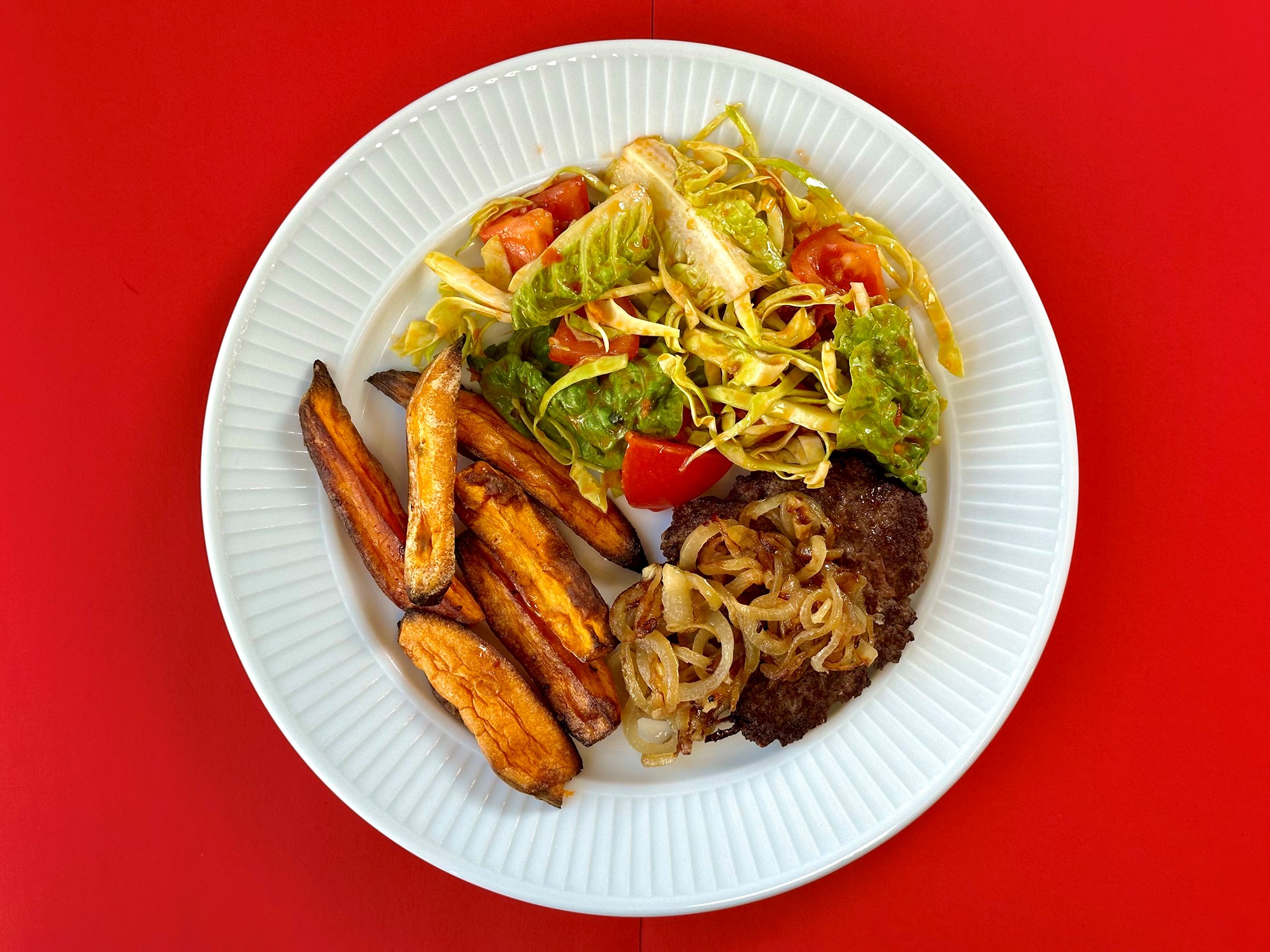 Hakkebøf med bløde løg, kartoffelfritter og tomatrelish