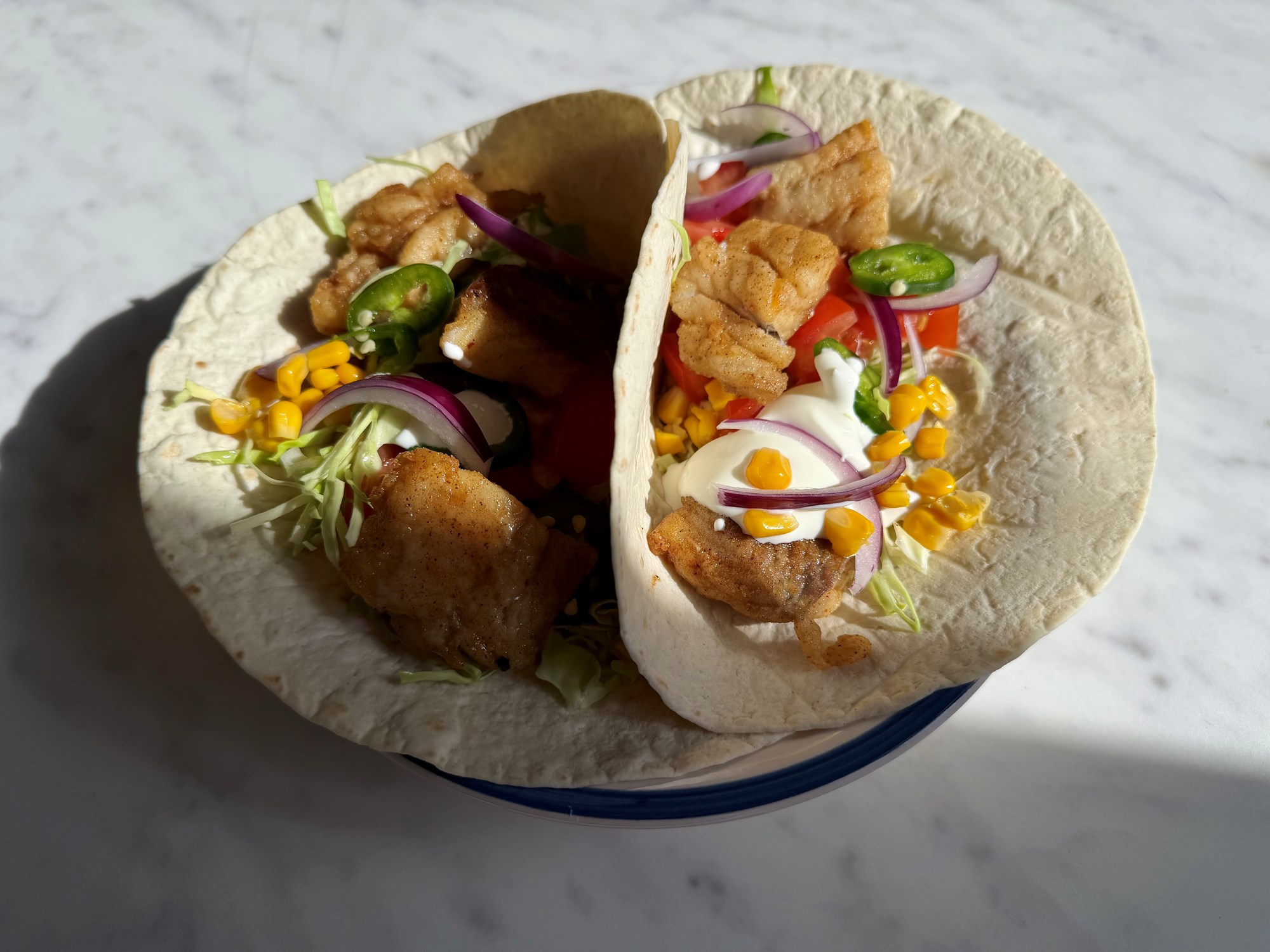 Fish tacos i hvedetortillas med majs, spidskål og creme fraiche