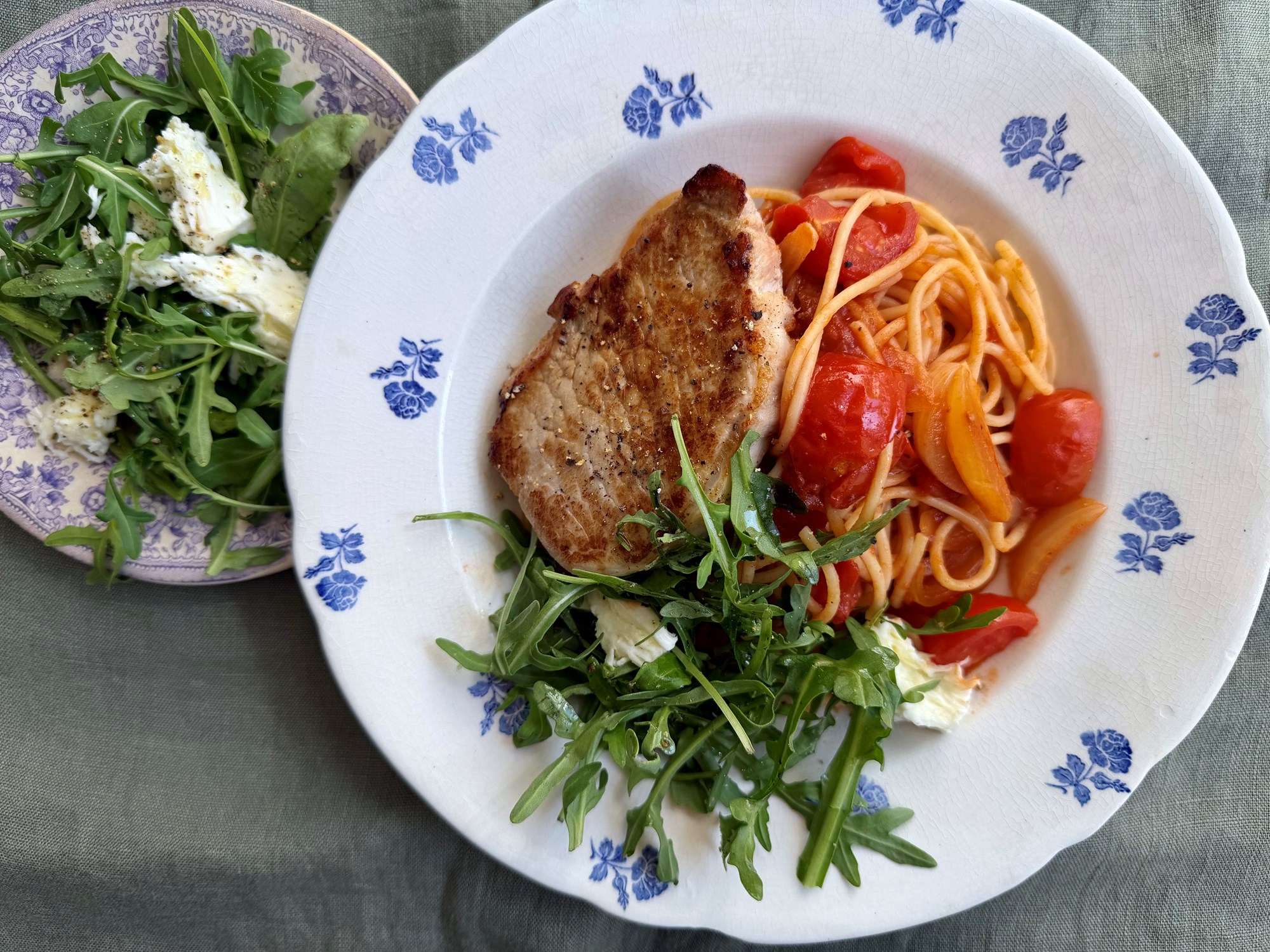 Koteletter og spaghetti i rustik tomatsauce med rucola og mozzarella
