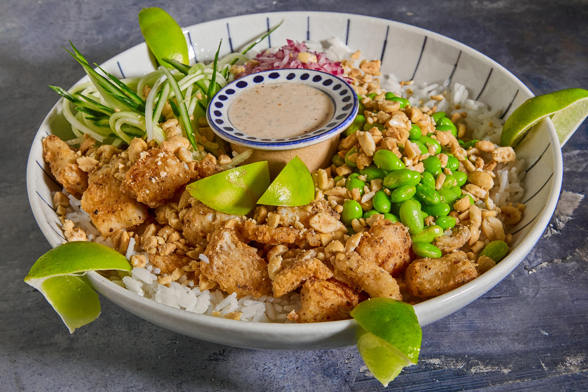 Asiatisk bowl med chipotle-kuller/lyssej, ris, agurkesalat og mukimame
