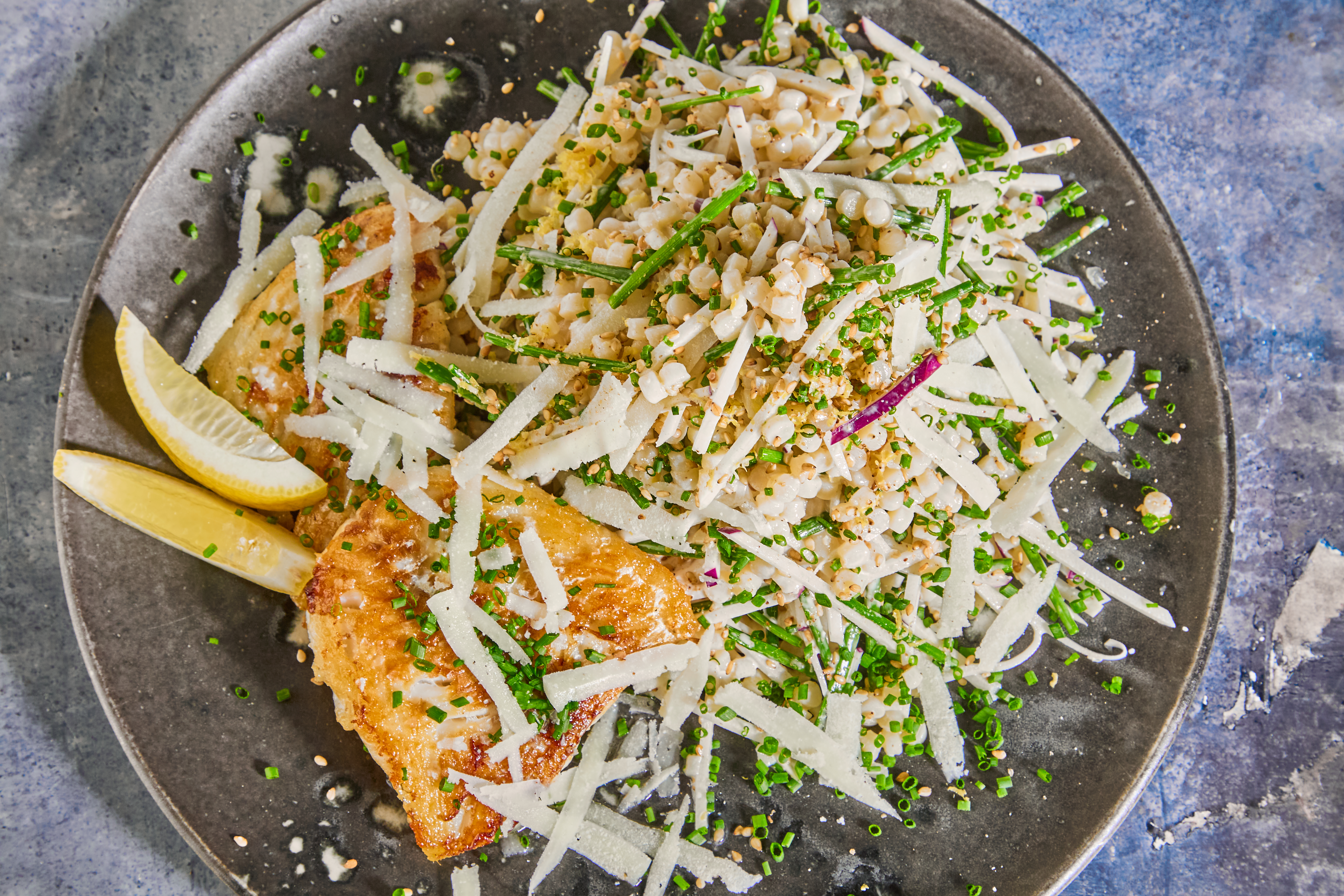 Sprødstegt kuller med fregola og glaskål