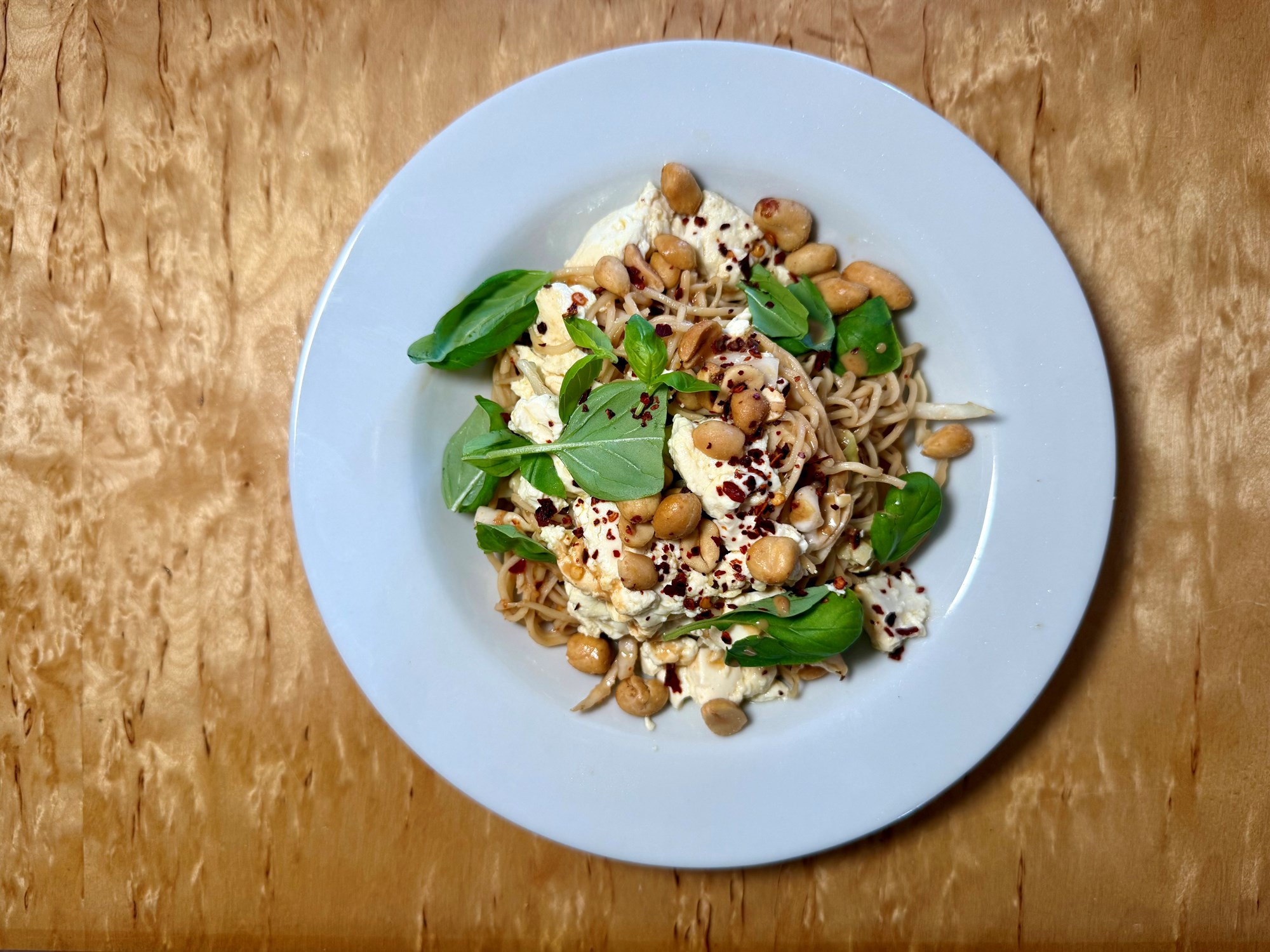 Peanutbutter nudler med stegt tofu