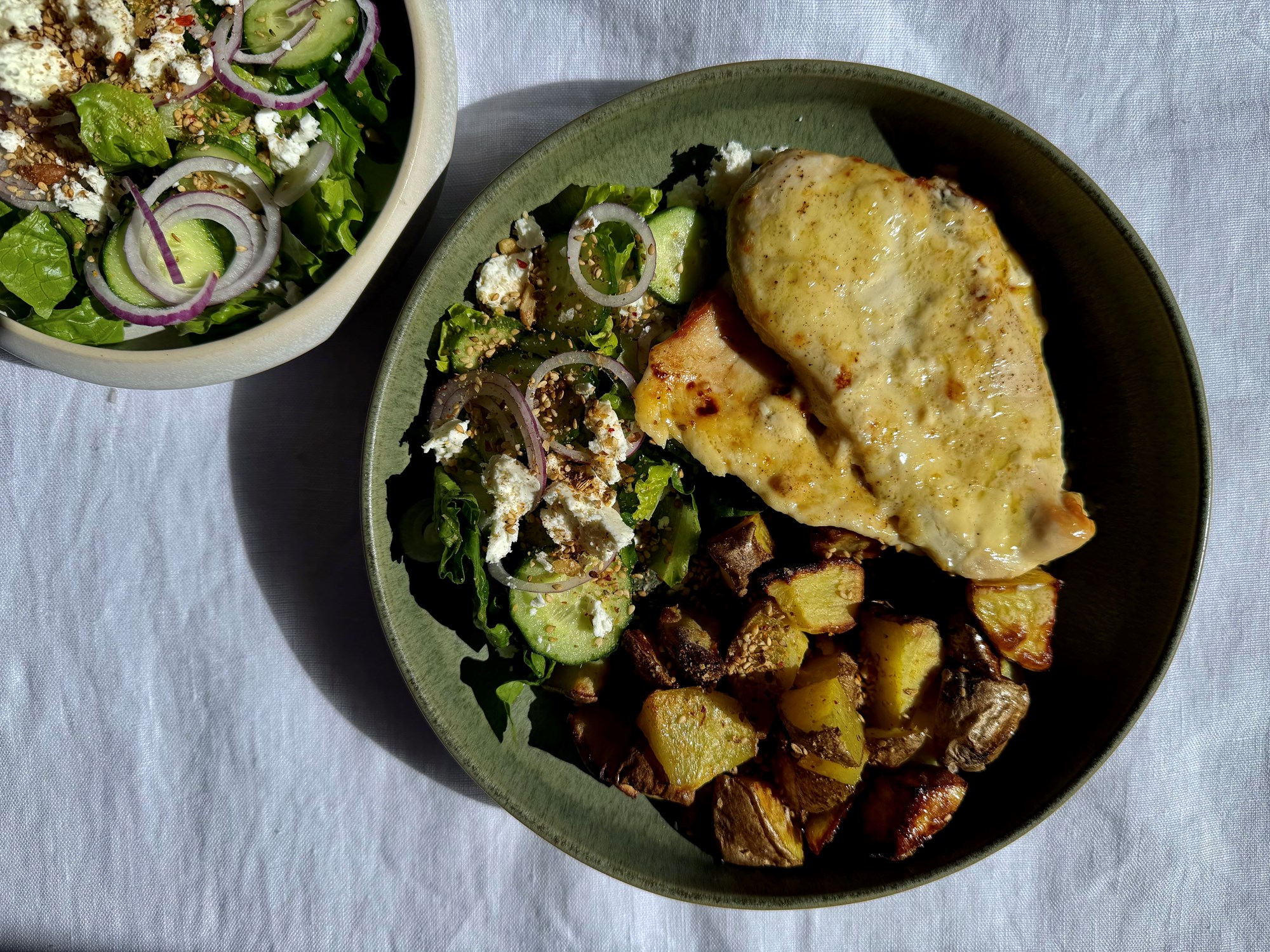 Citron- og flødebagt kylling med dukkah-kartofler og salat med kota