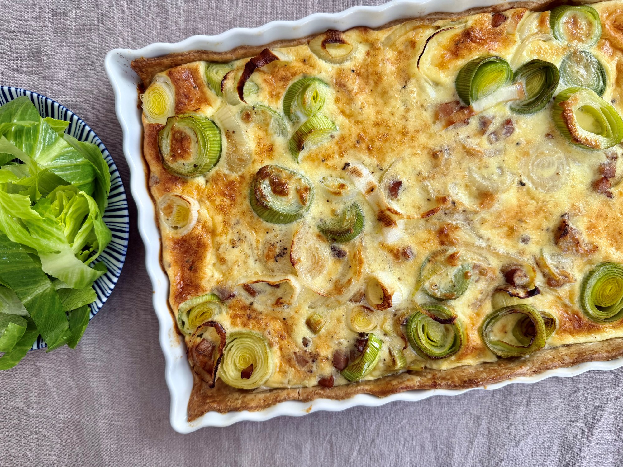 Almost Quiche Lorraine med bacon, porrer og sprød salat