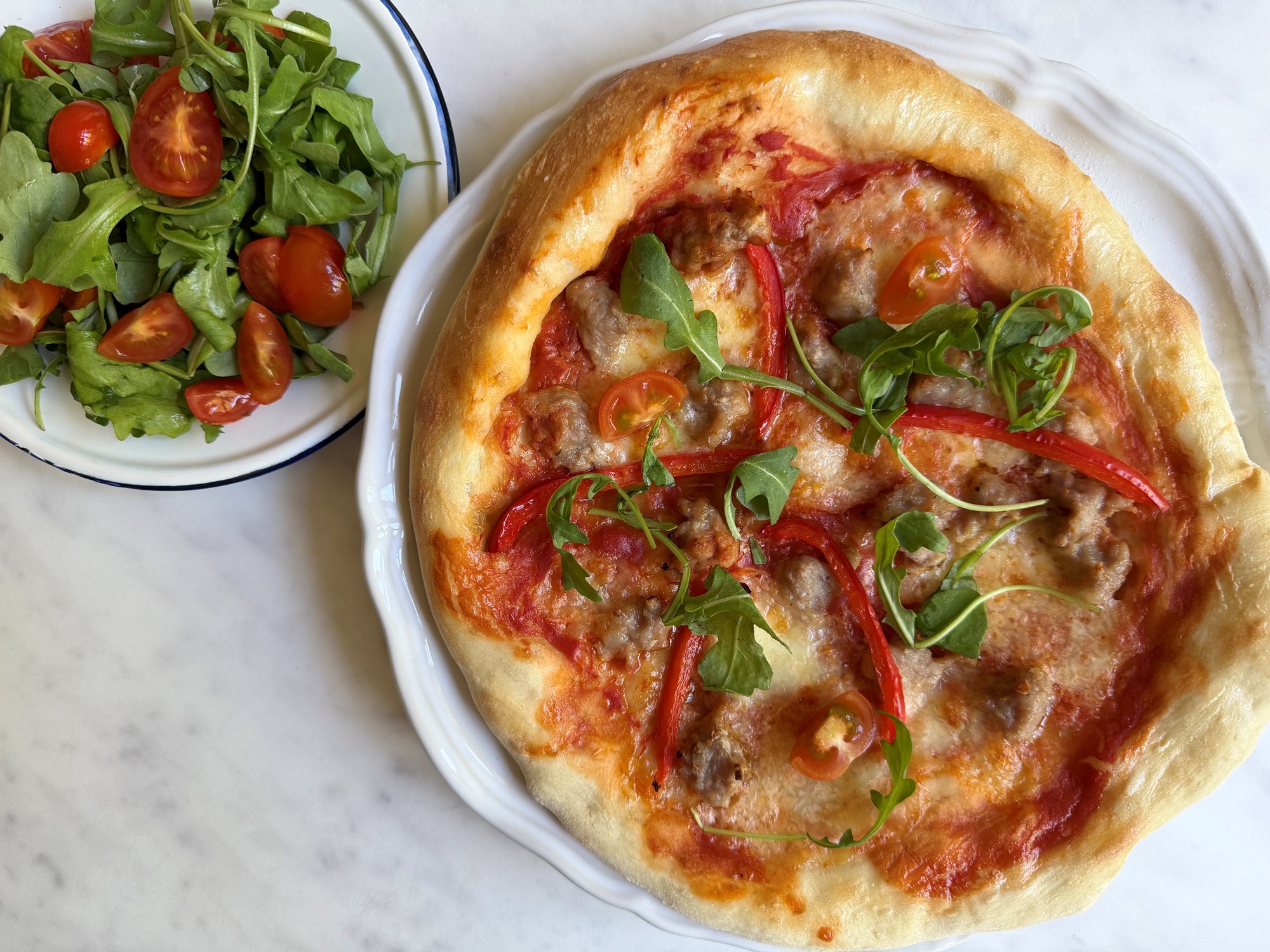 Pizza med hurtige kødboller, cherrytomater og frisk mozzarella