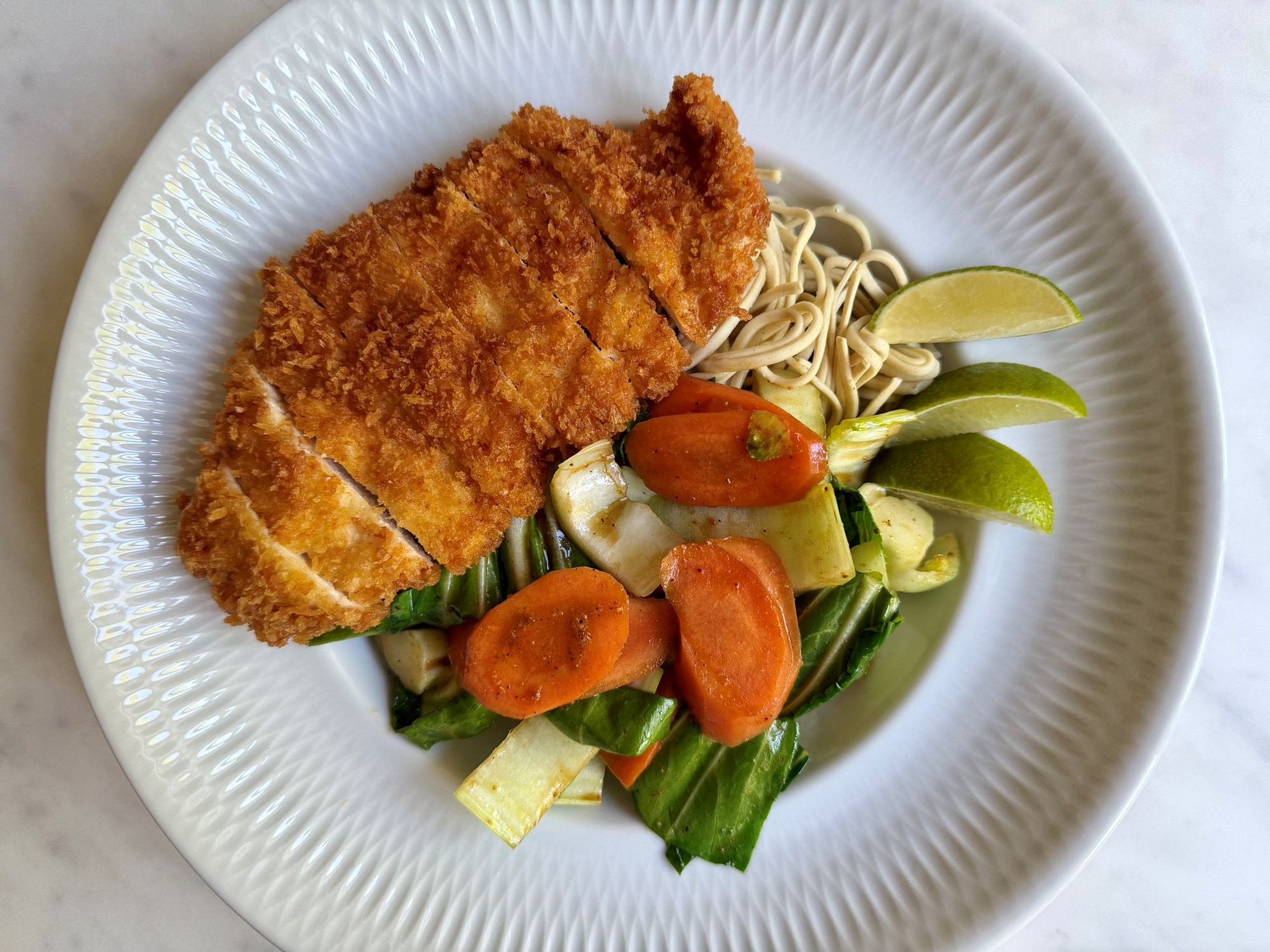 Sprød kylling med nudler, hoisinsauce og pak choy