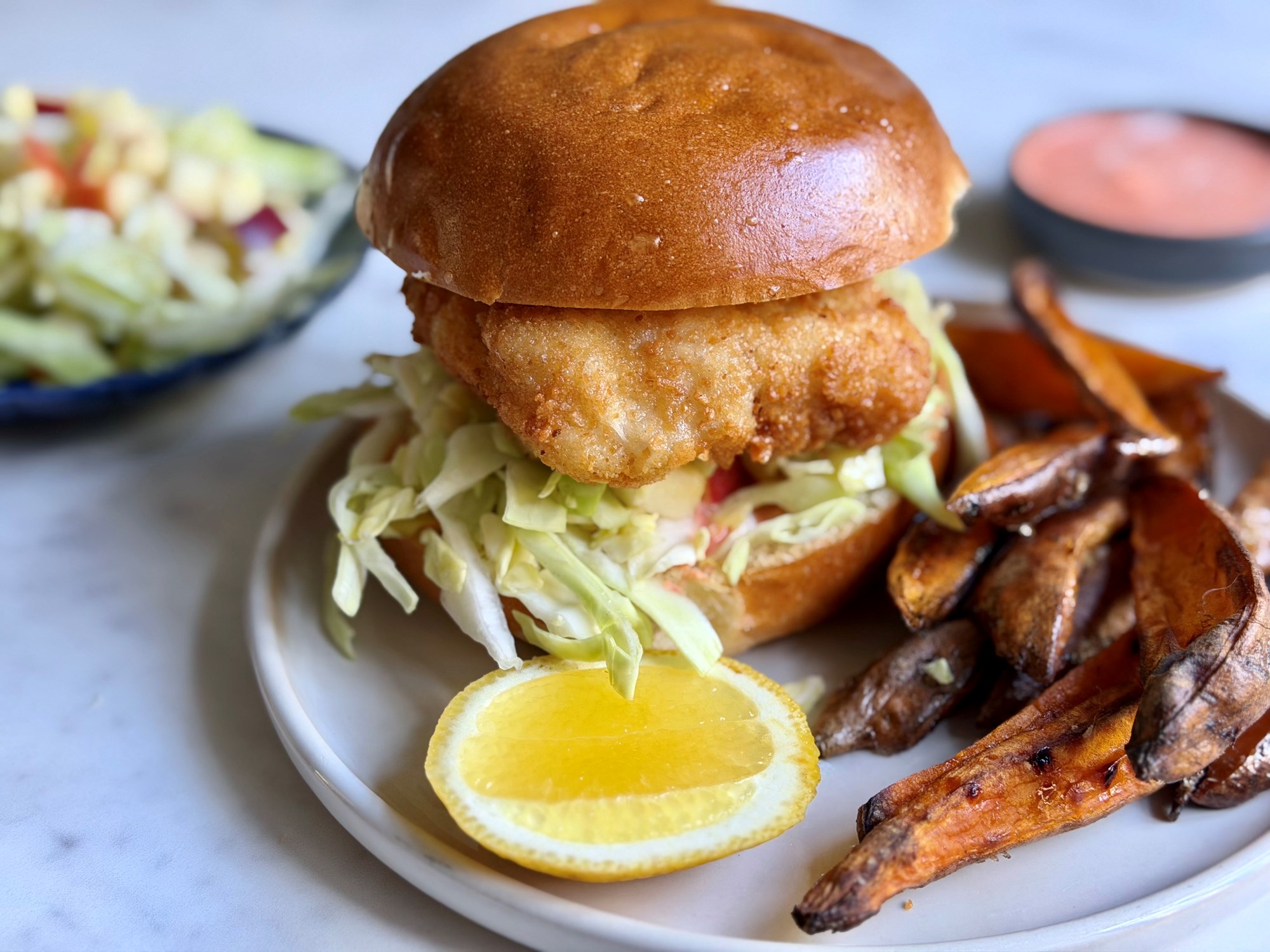 Fiskeburger med chilicreme, søde kartofler og kålsalat med æble