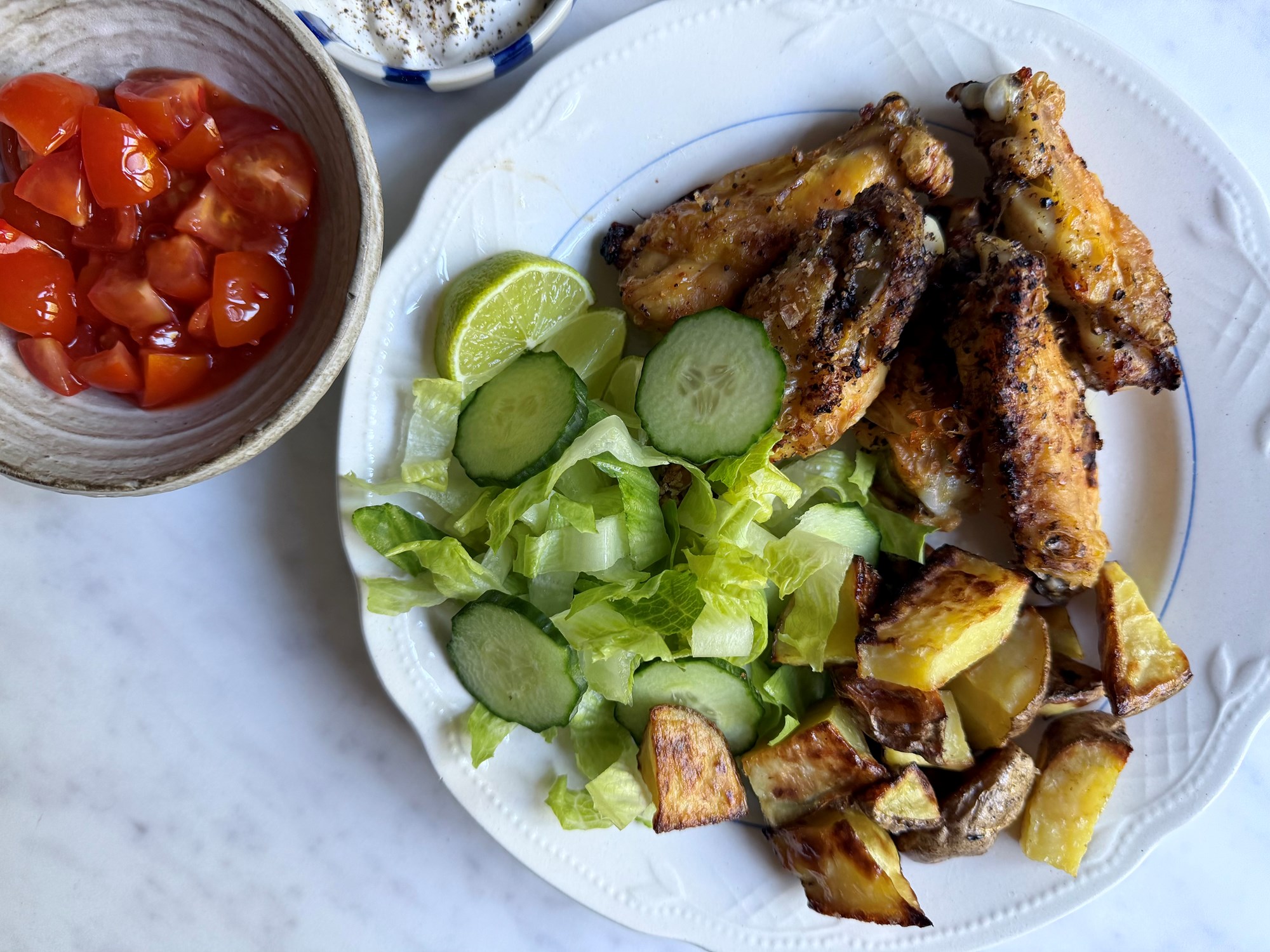 Kyllingevinger med peber, rustik tomatrelish og ovnkartofler