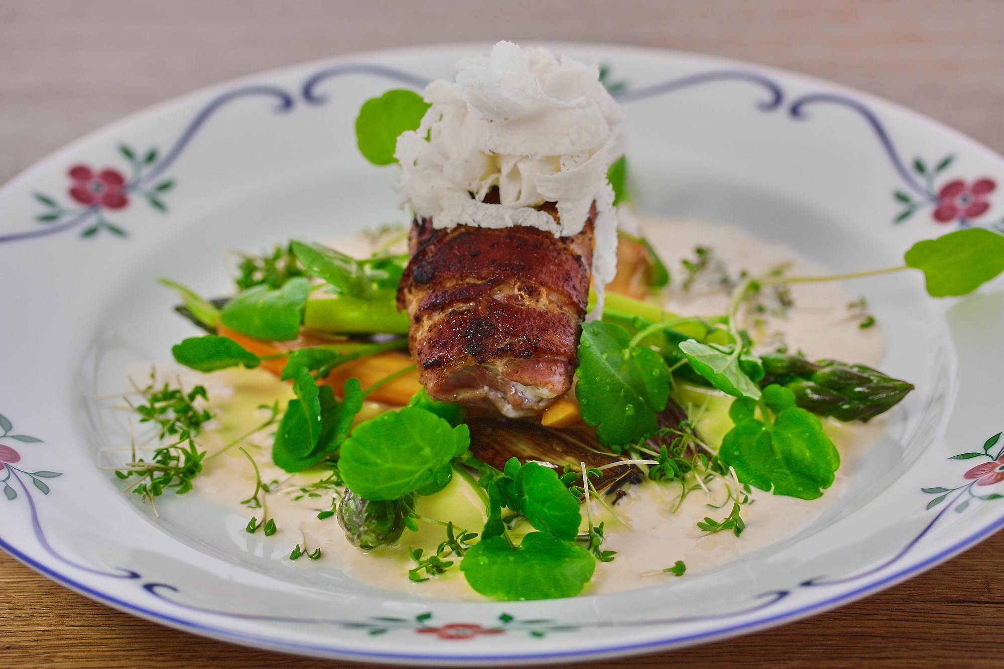 Hornfisk stegt med bacon serveret med peberrodssauce og forårsgrønt