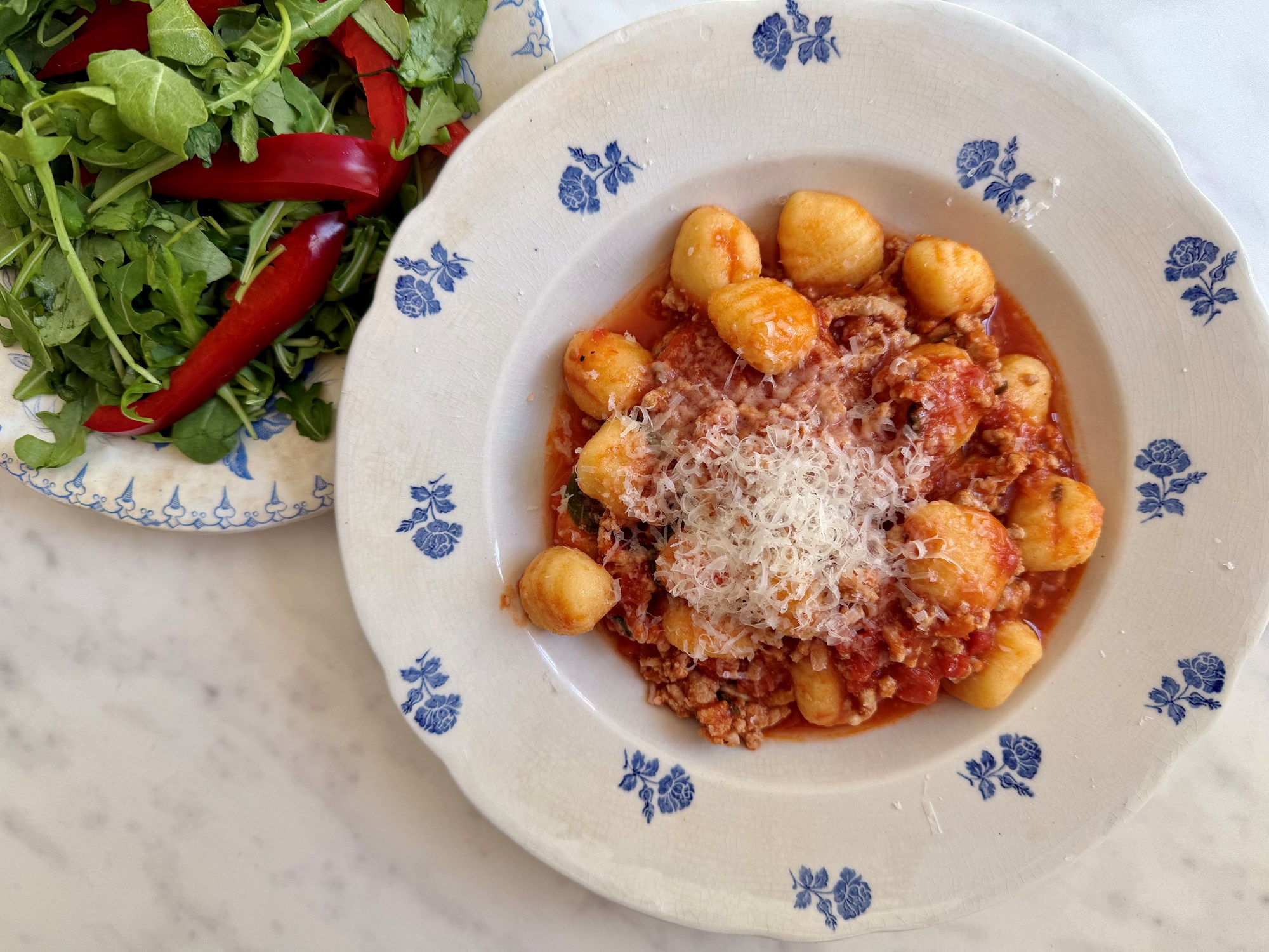 Gnocchi med hurtig ragu af gris, basilikum og tomat og parmesan