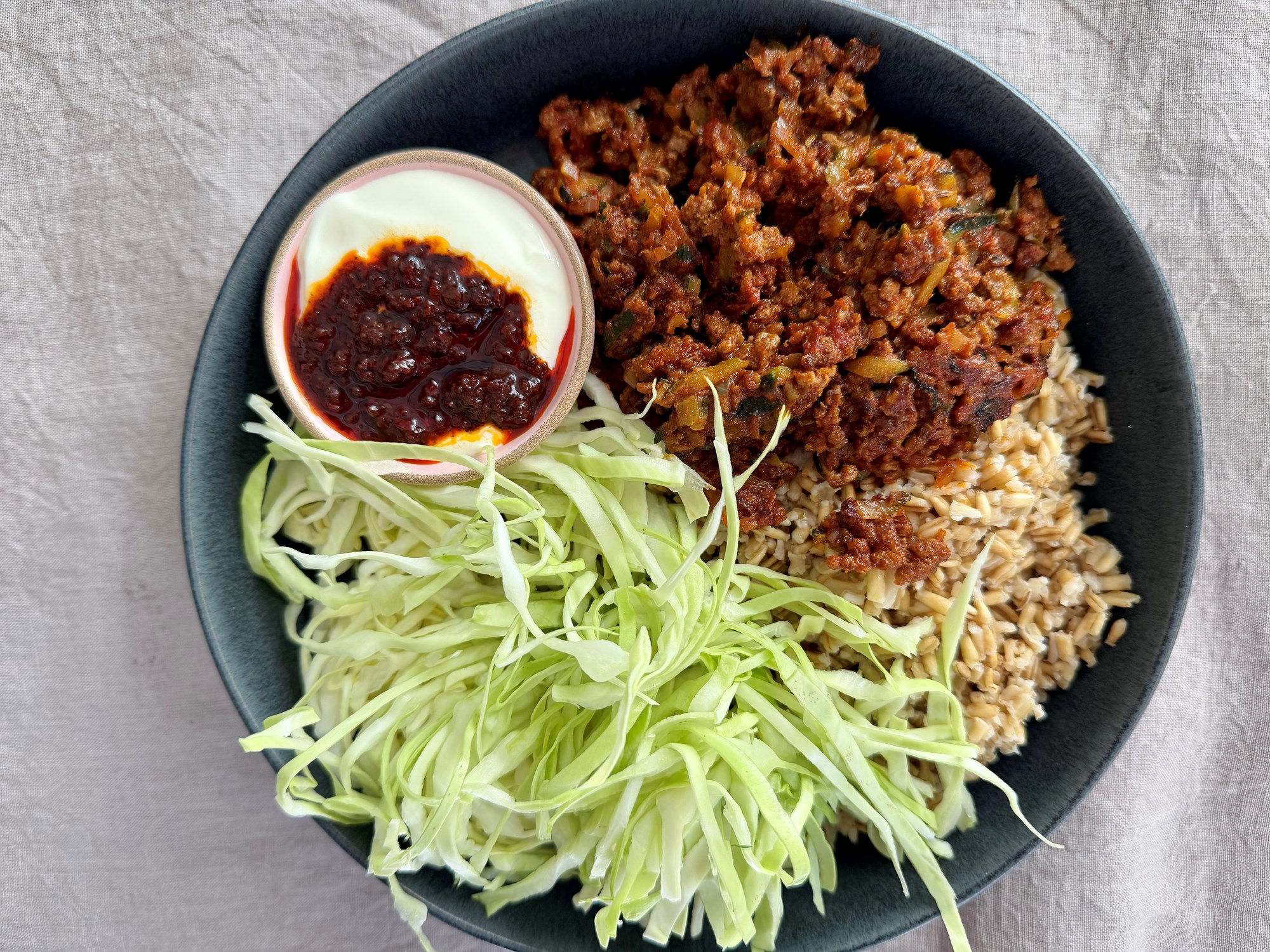 Krydret chop chop med hakket oksekød, harrisa og sprød kål