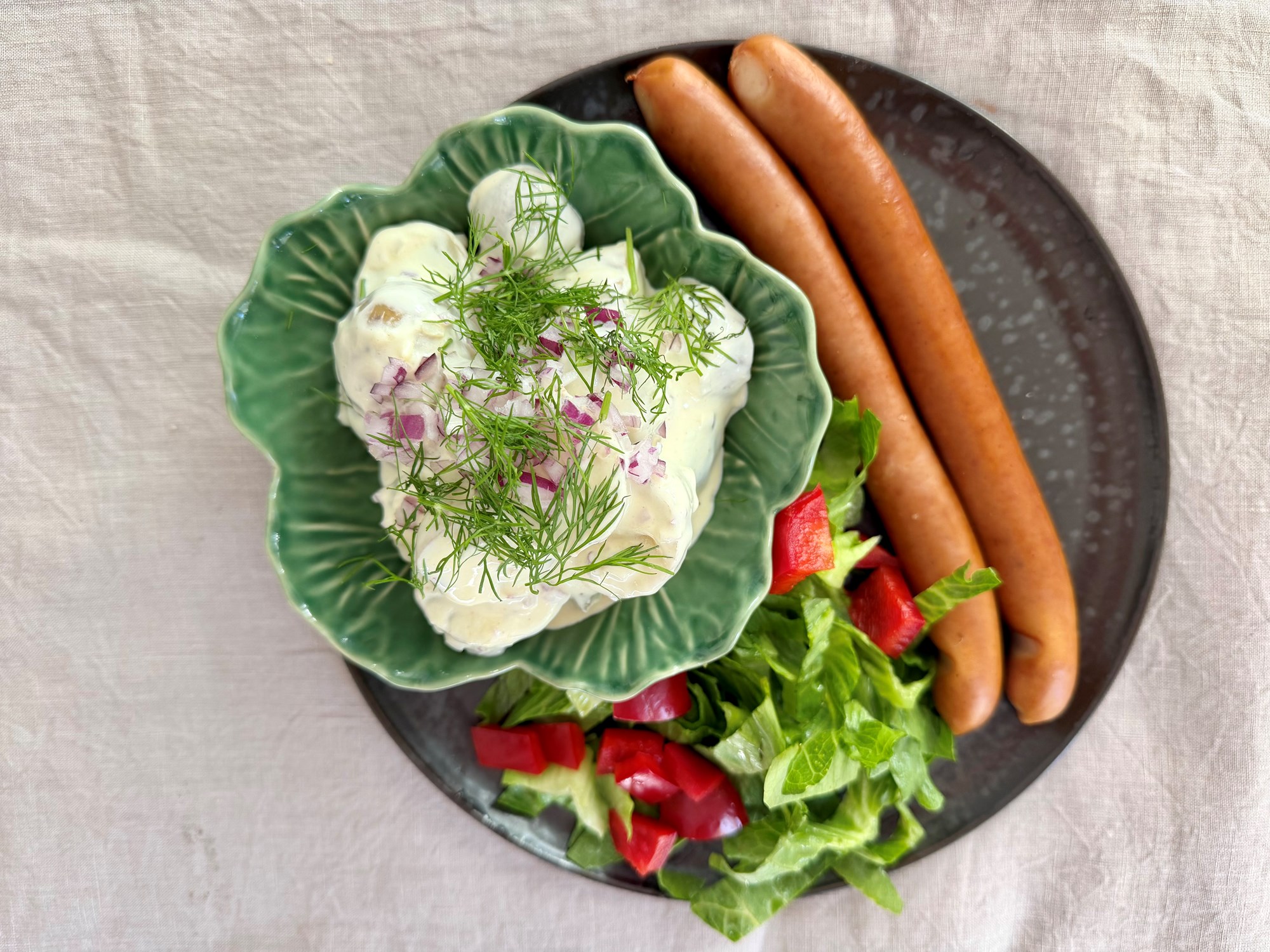 Pølser med kartoffelsalat og sprød salat