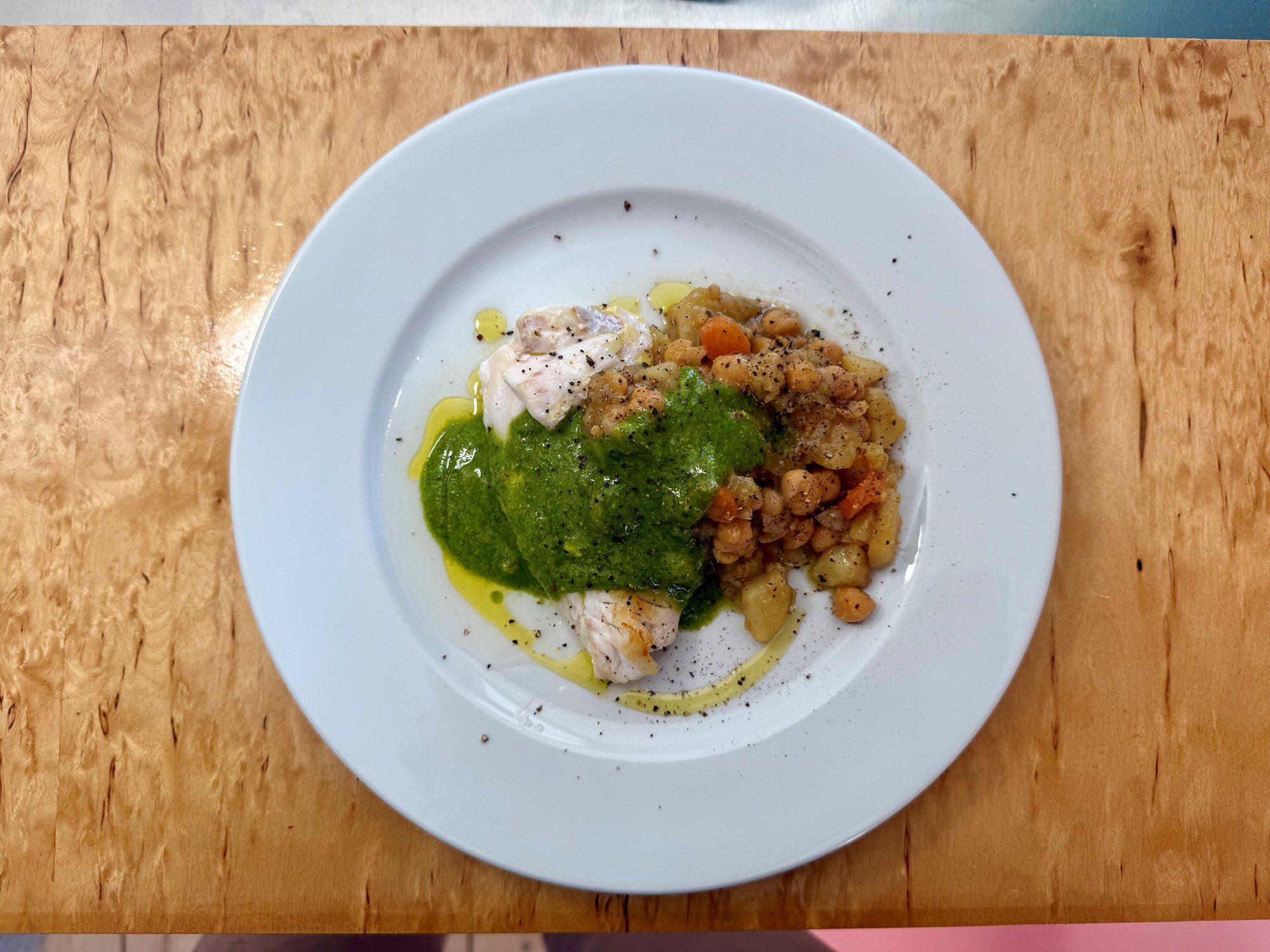 Stegt lyssej og kikærtestew med pesto