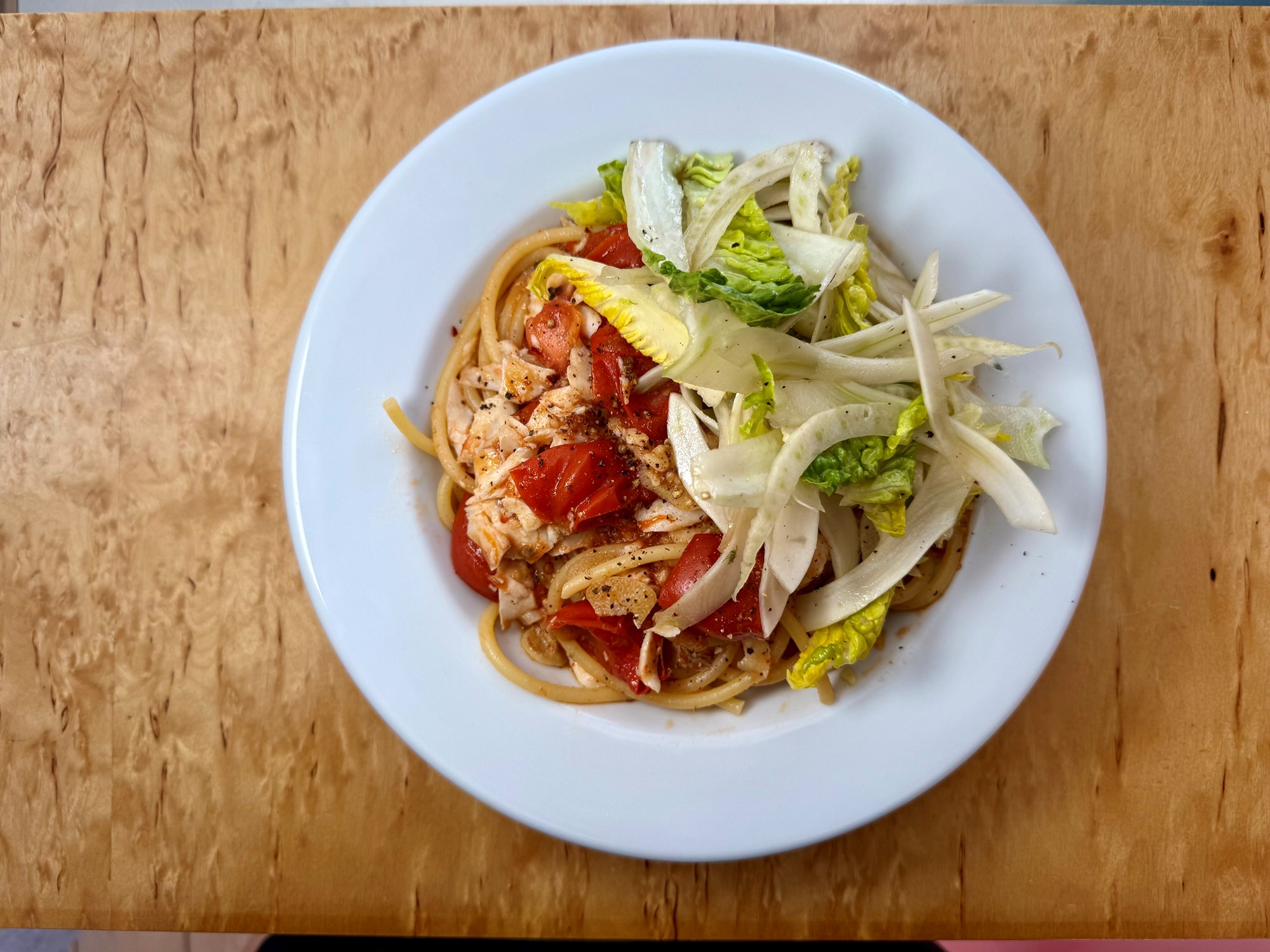Stegt rødspætte med spicy spaghetti og sprød salat