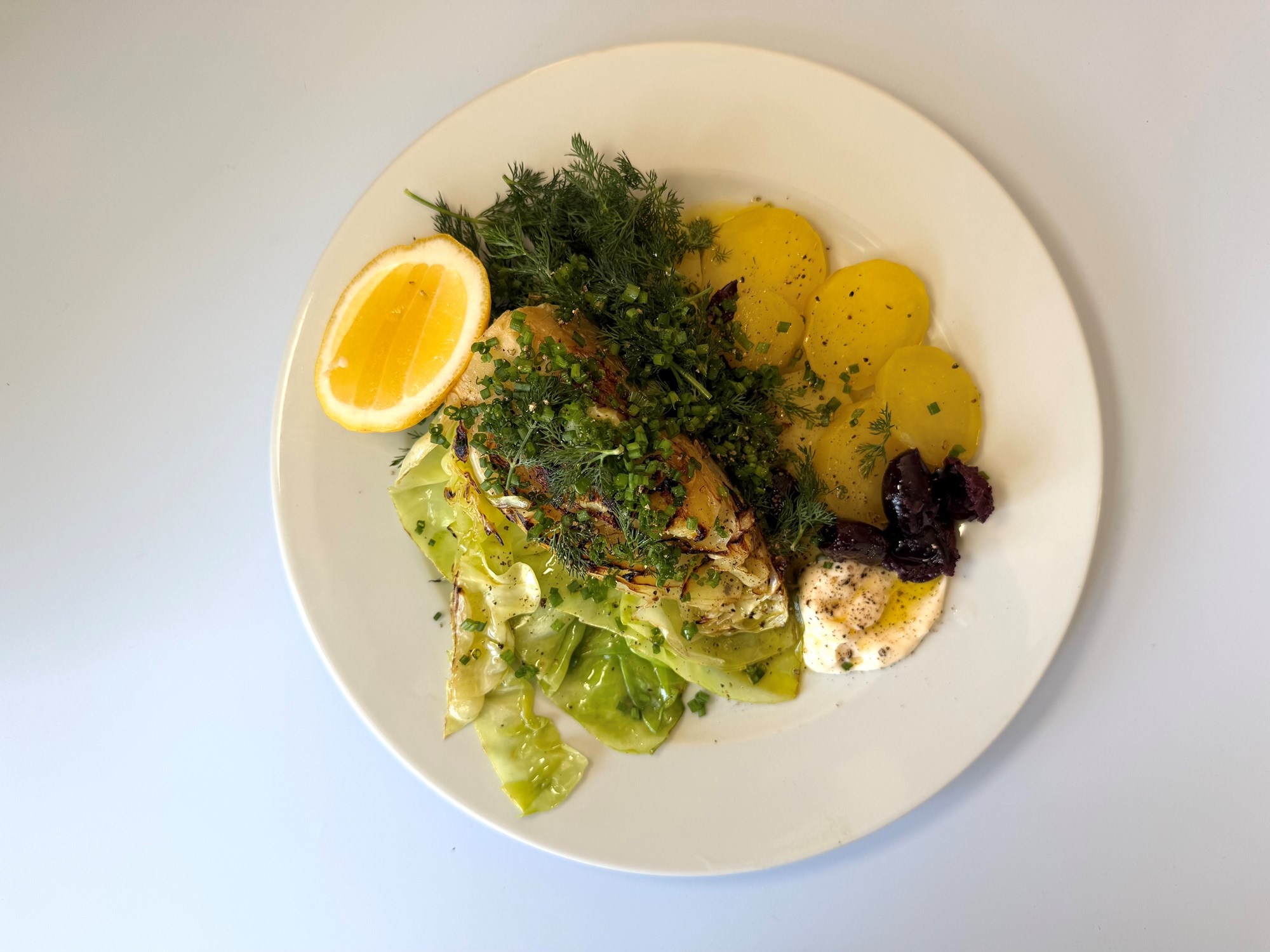 Dilddeller med savoykål, kartofler, urtesalat, oliven og aioli