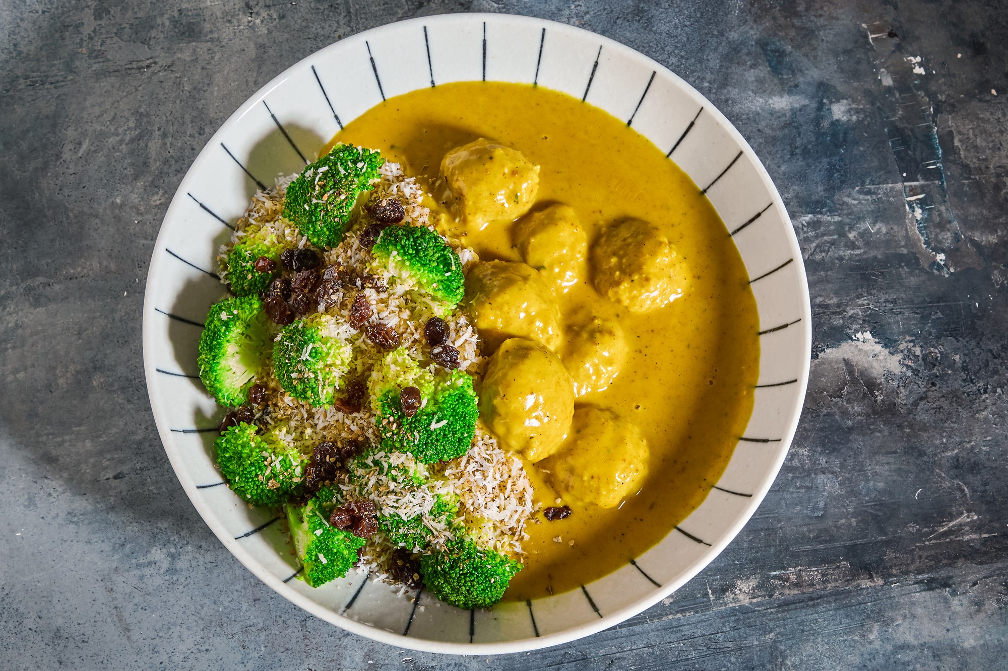 Heat! boller i karry med bulgur, za'atar, kokos og roiner