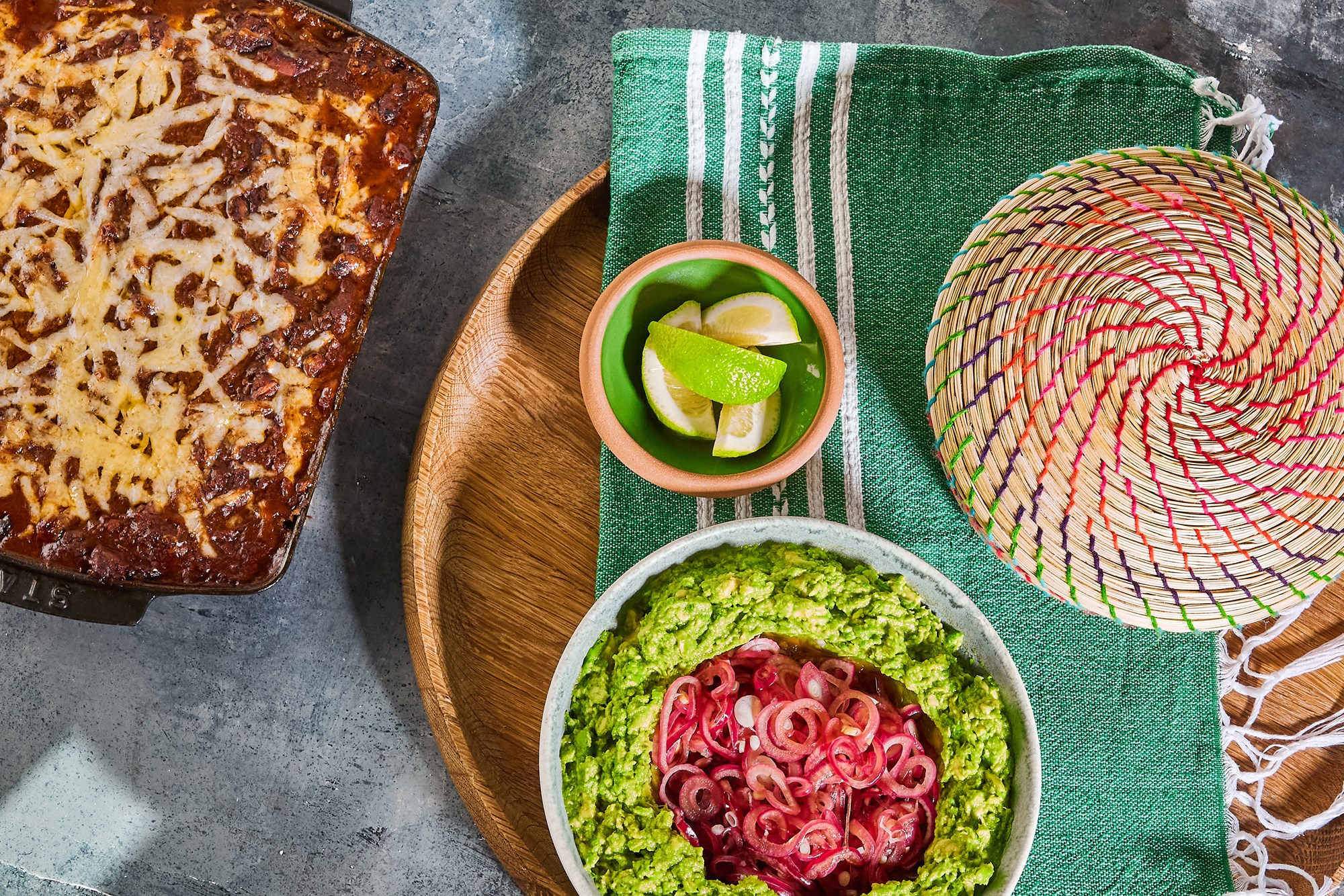Heat! gratineret chili con carne med guacamole og syltede rødløg