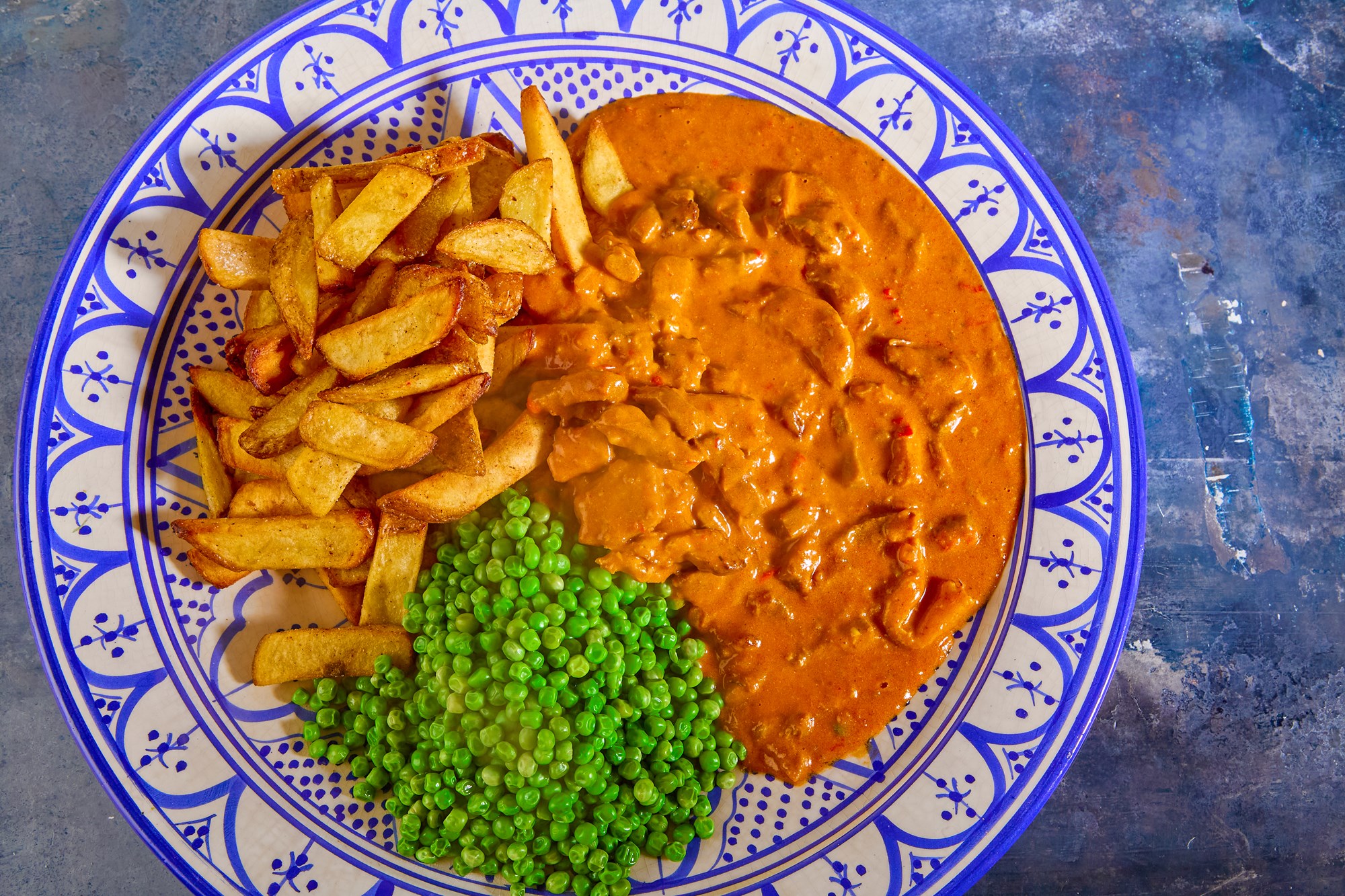 Heat! Boeuf sauté stroganoff med fritter og ærter