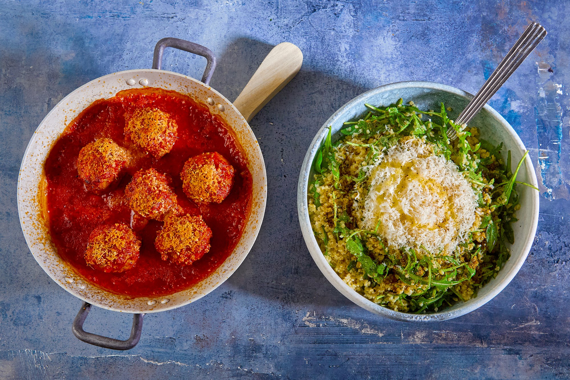 HEAT! Marokkanske kødboller i krydret tomatsovs med bulgur og rucola