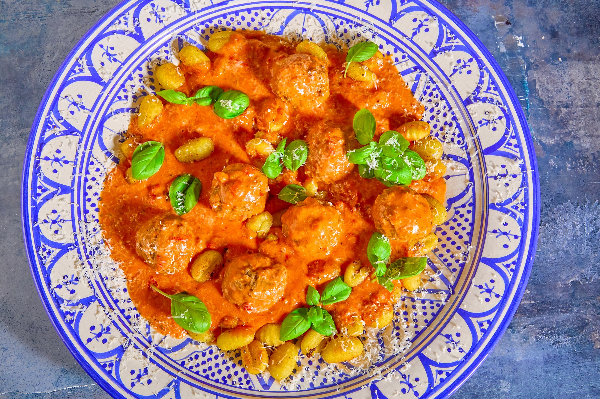 Heat! Italienske kødboller i tamatsovs med gnocchi, parmesan og basilikum