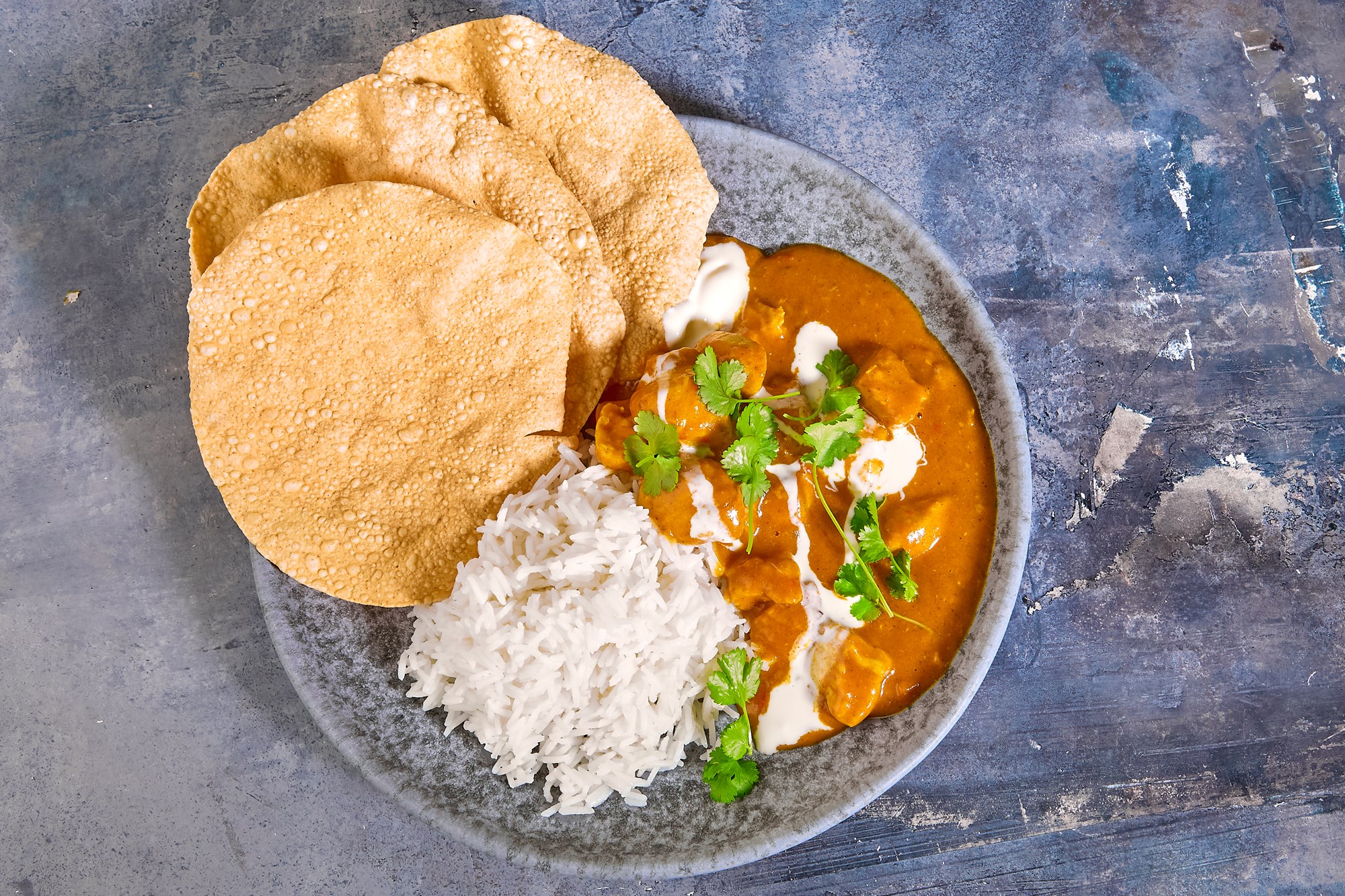 Heat! Murgh makhani - butter chicken med ris, koriander og papadums