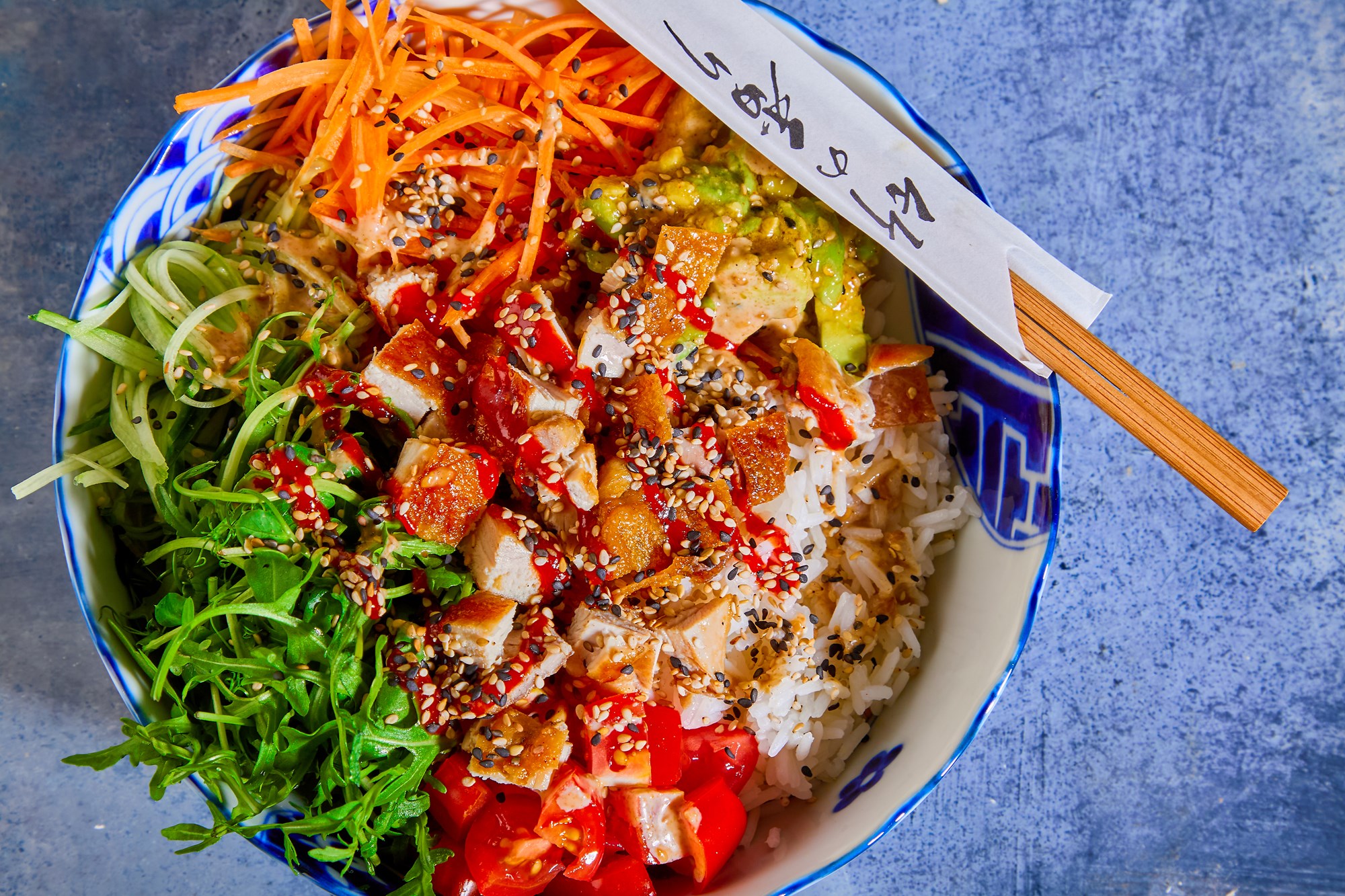 Poké bowl med Hopballe kylling, avokado, goma og rucola