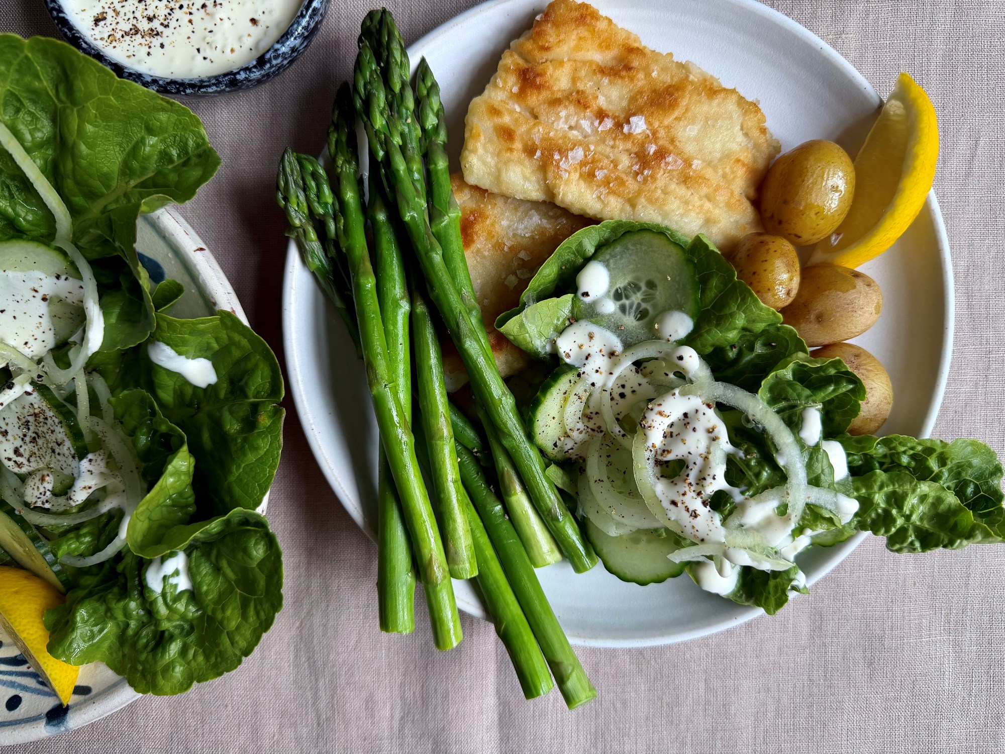 Lyssej med dampede asparges og mormorsalat med agurk