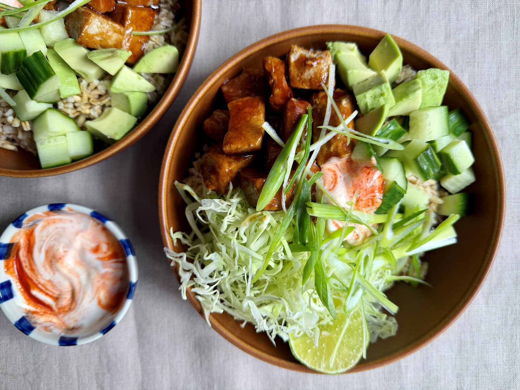 Bowl med teriyaki-gris, avokado og chilicreme