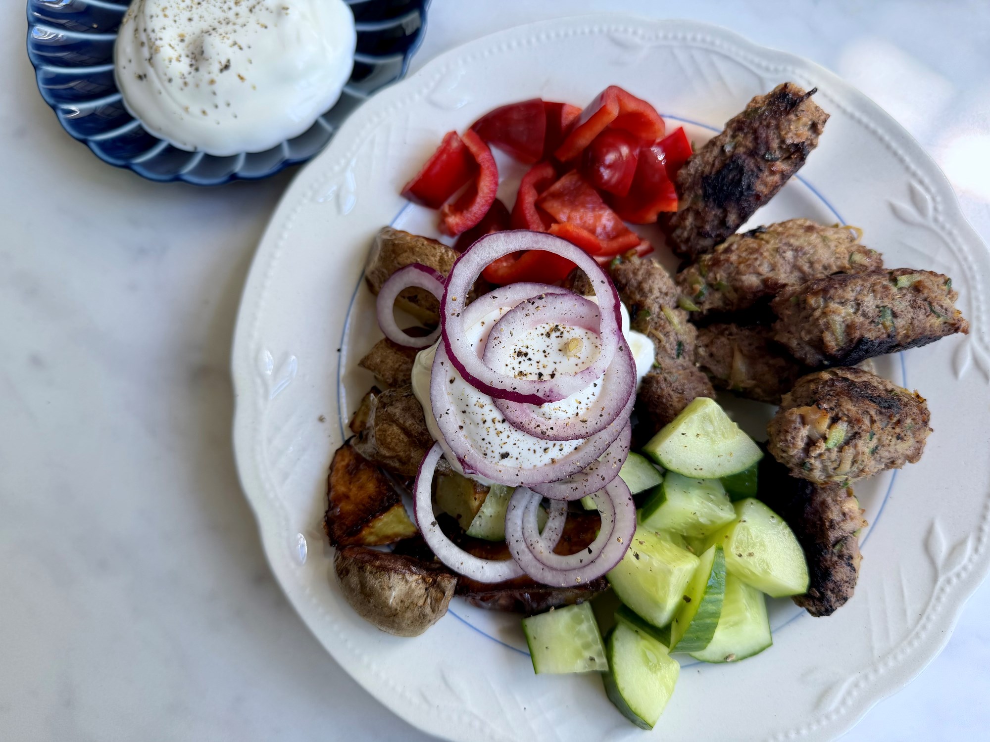 Chop kebab med ovnkartofler, salat og yoghurtdressing