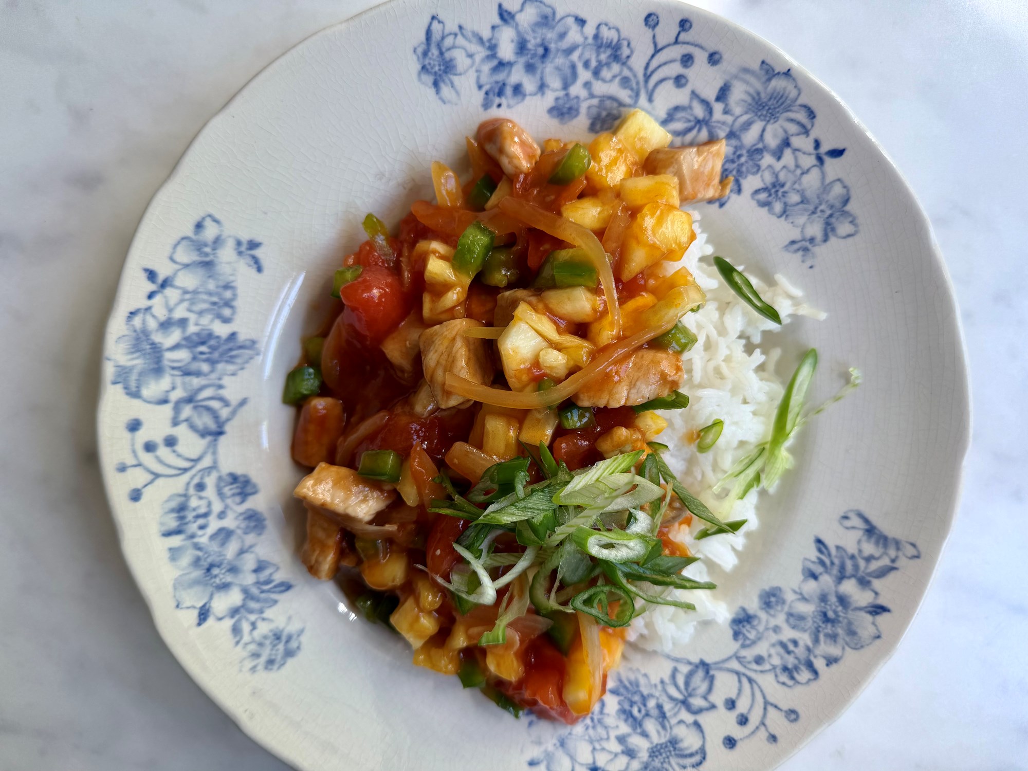 Gris i sur/sød sauce med ananas, ris og peberfrugt