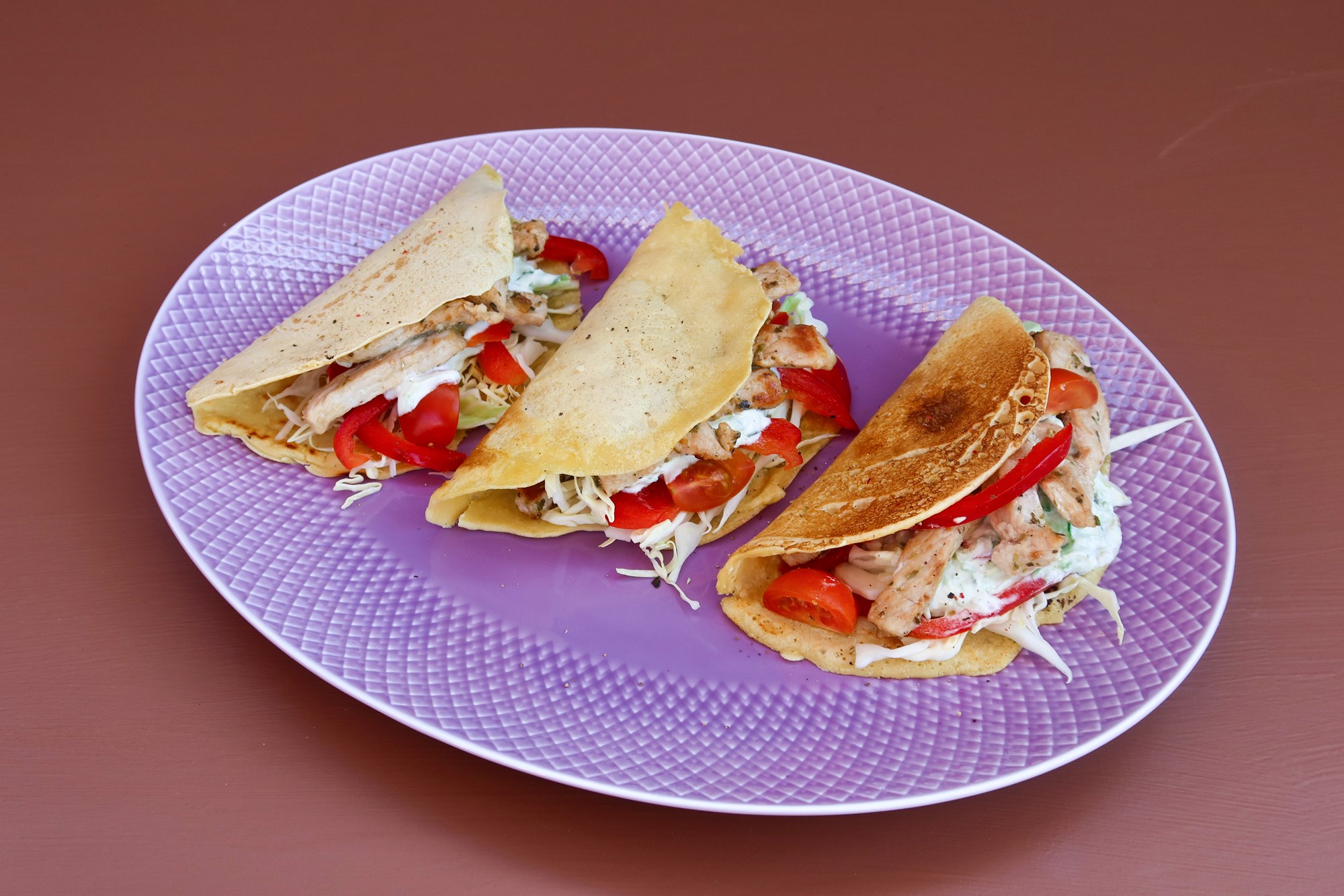 Kikærte-tacos med kotelet i strimler, tzatziki og grønt