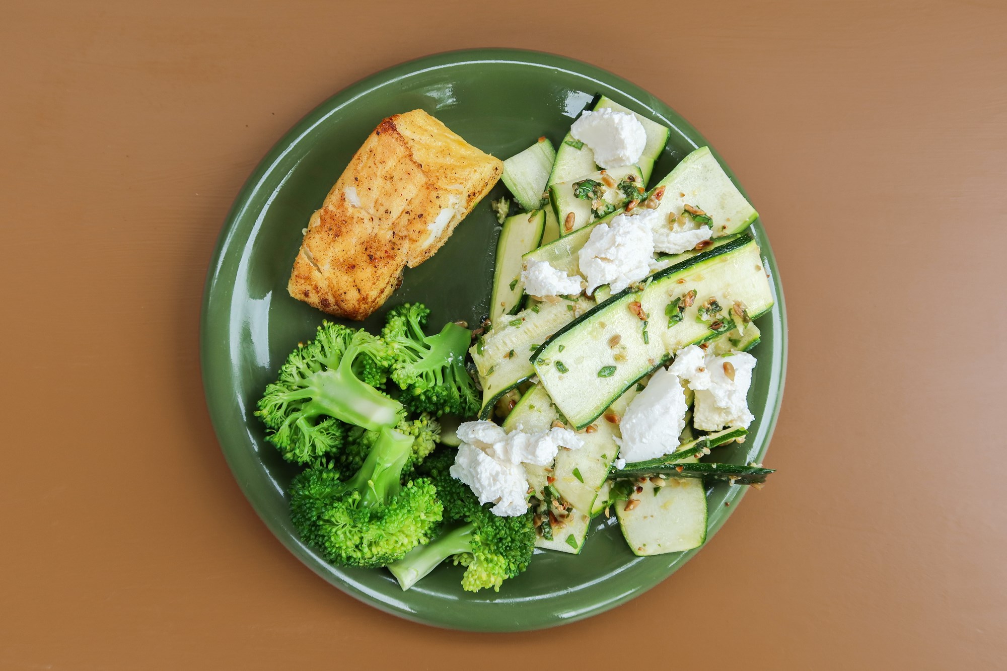 Paneret kuller med squashsalat og broccoli