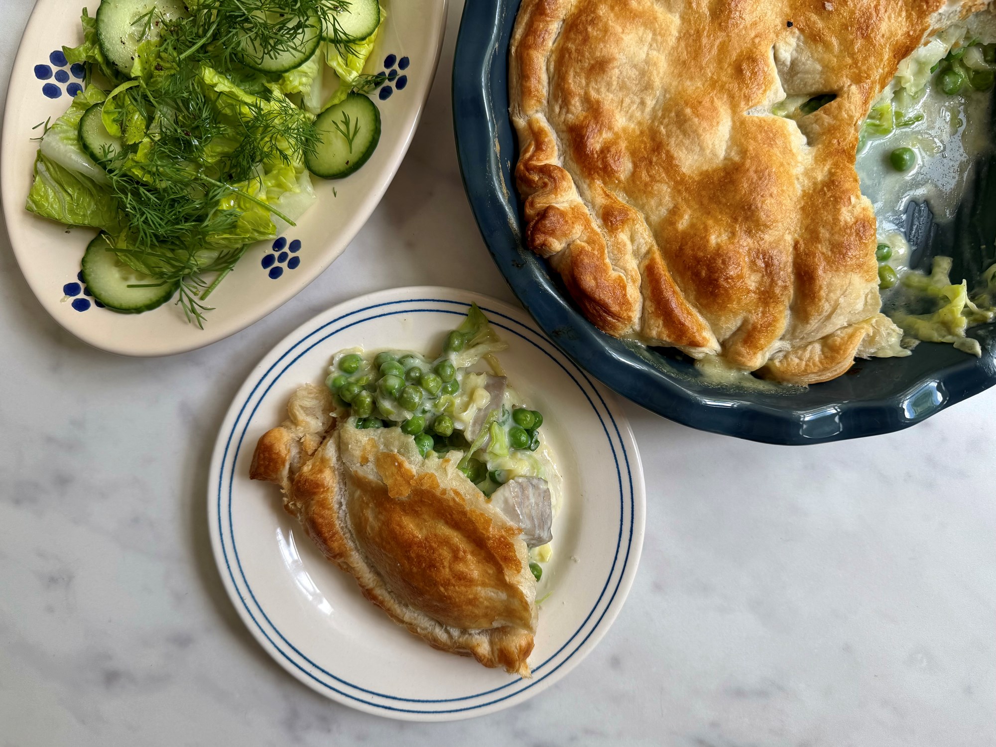 Fishpie med torsk, sprød butterdej, ærter og spidskål