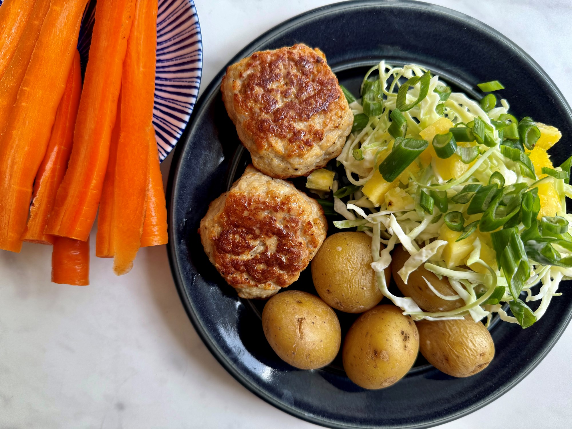 HEAT frikadeller med små kartofler og slaw med ananas