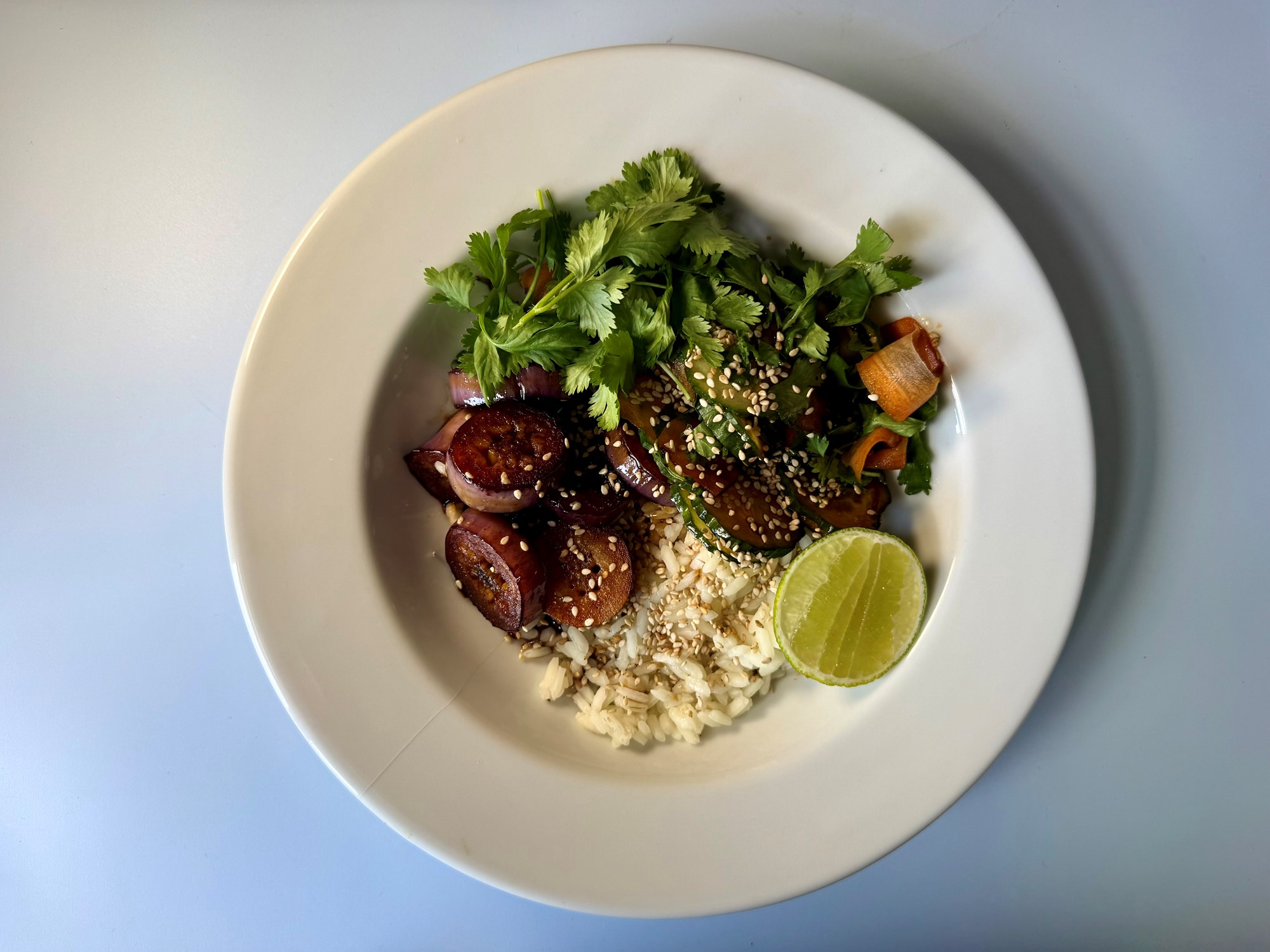 Glaseret aubergine med frisk agurkesalat og ris