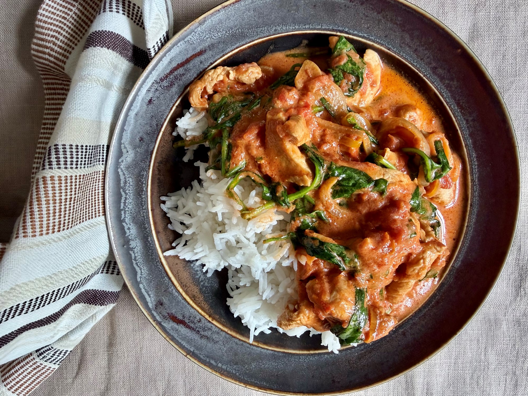 Cremet tandoori med kylling, spinat og ris