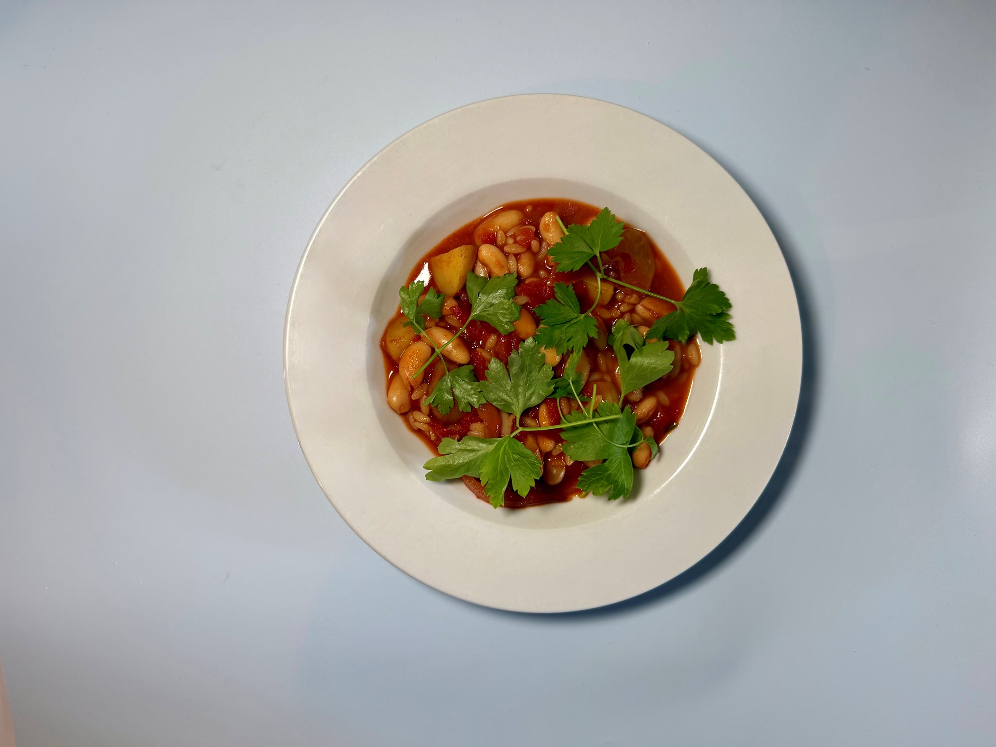 Orzo med kartoffel og bønnestew