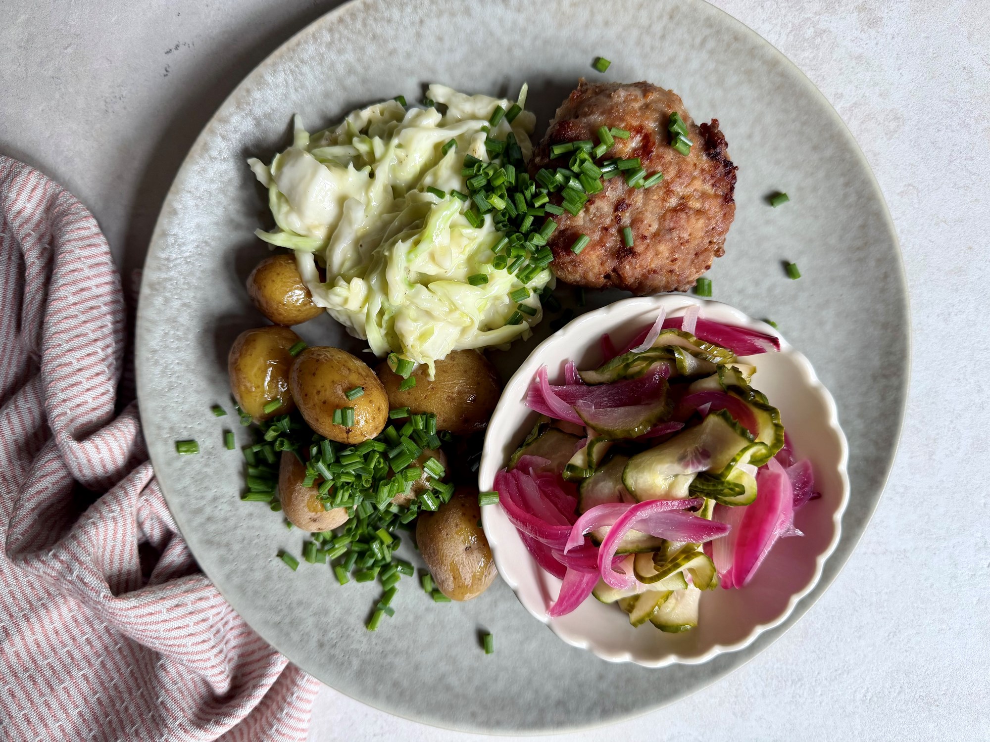 Krebinetter med stuvet spidskål og agurkesalat