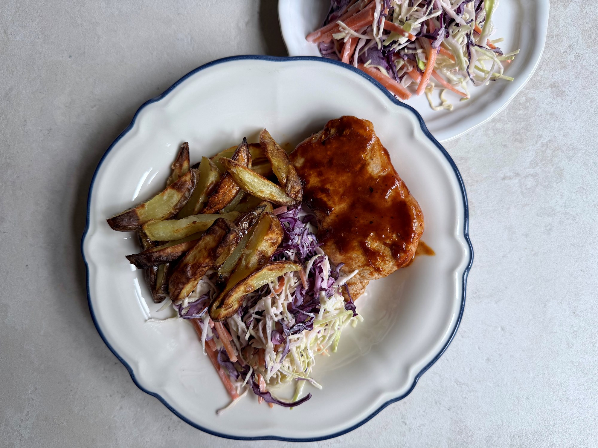 BBQ koteletter med sprød coleslaw med rødkål og spidskål