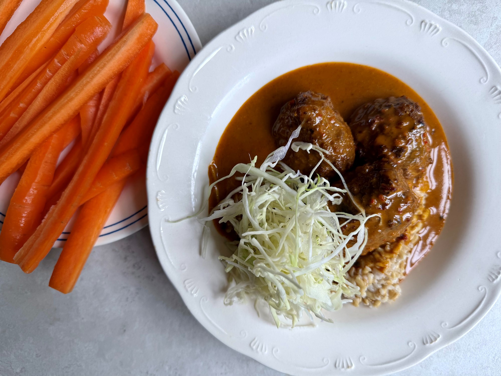 HEAT Panang curry med thaistyle kødboller, havreris og spidskål