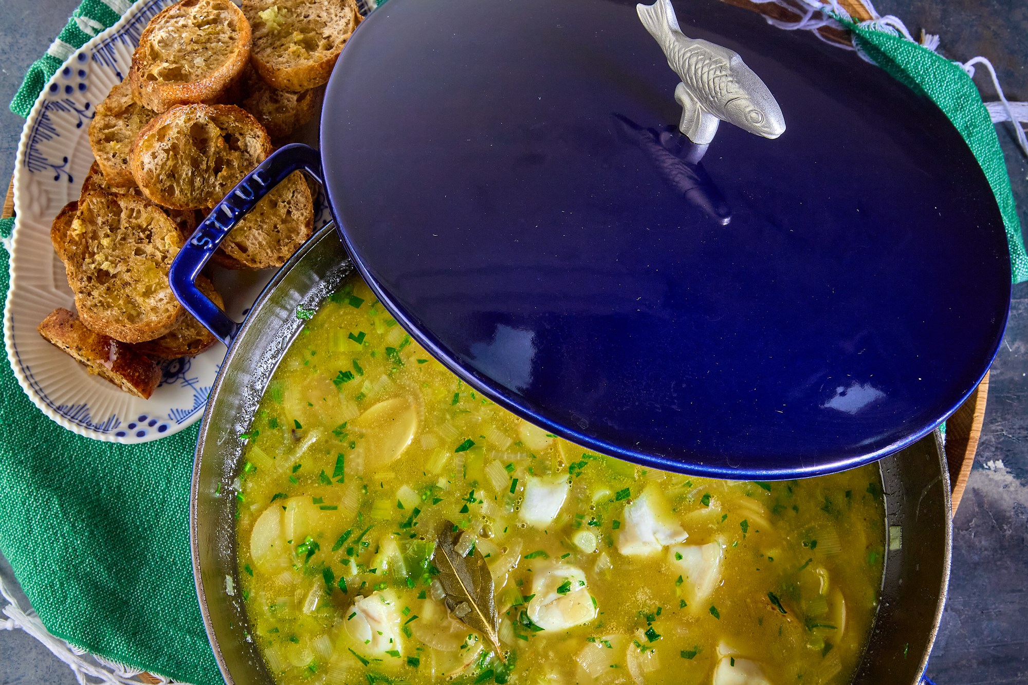 Fiskesuppe a la Bretonsk cotriade med kuller og sprøde croutons