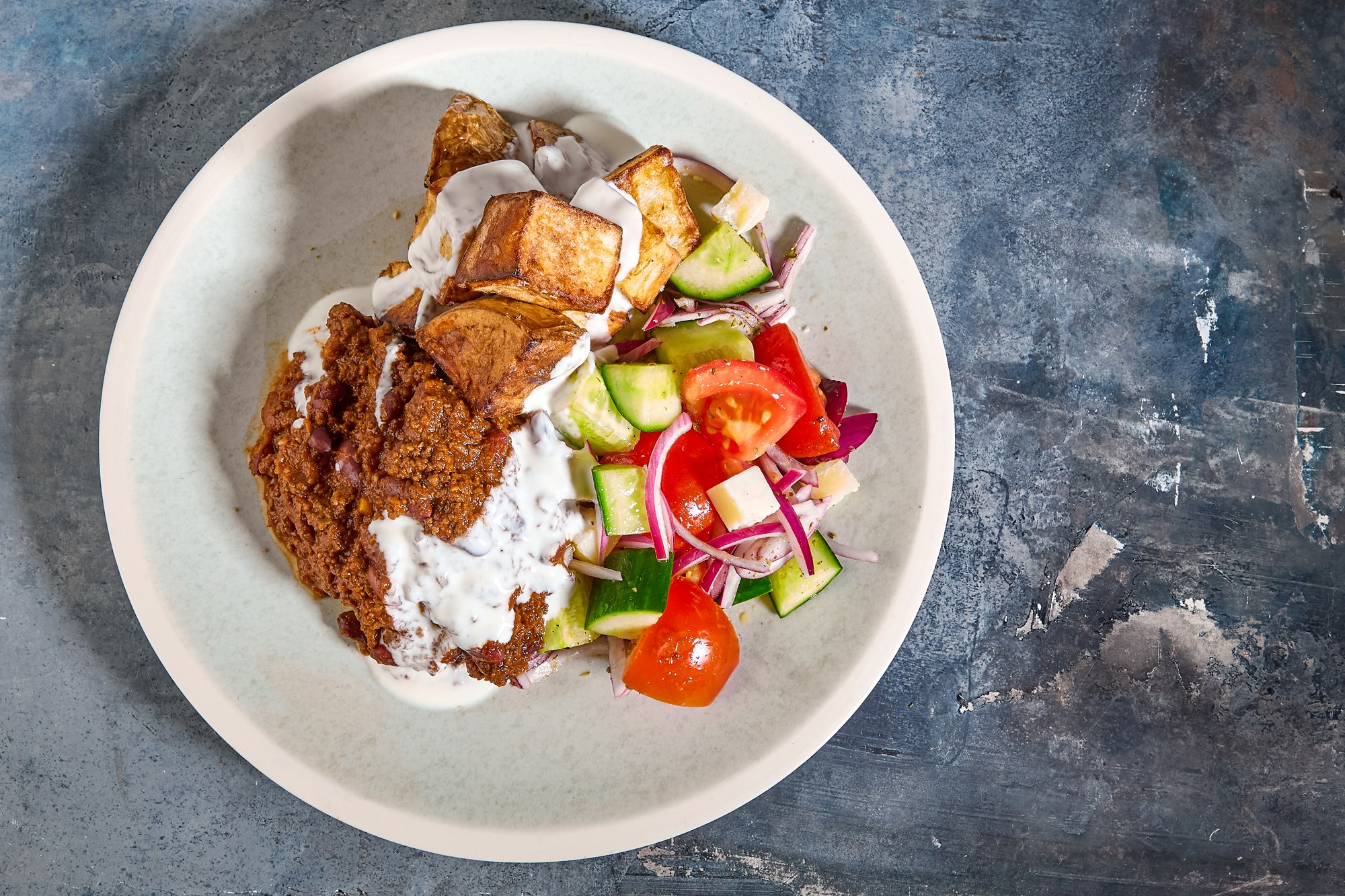 Heat! chili con carne med stegte kartofler, creme fraiche og ensalada mexicana