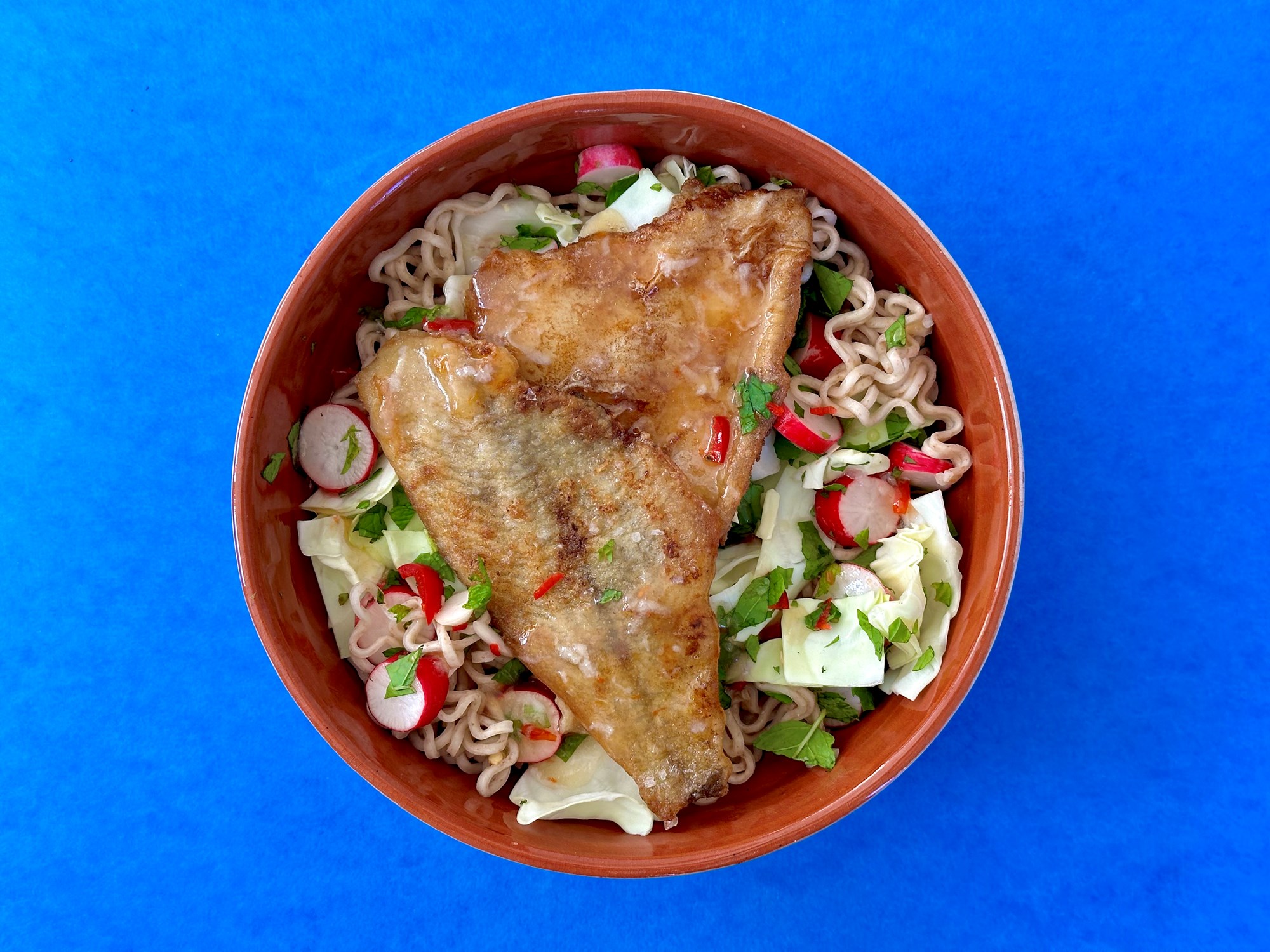 Frisk nudelsalat med paneret fisk, mynte og radiser